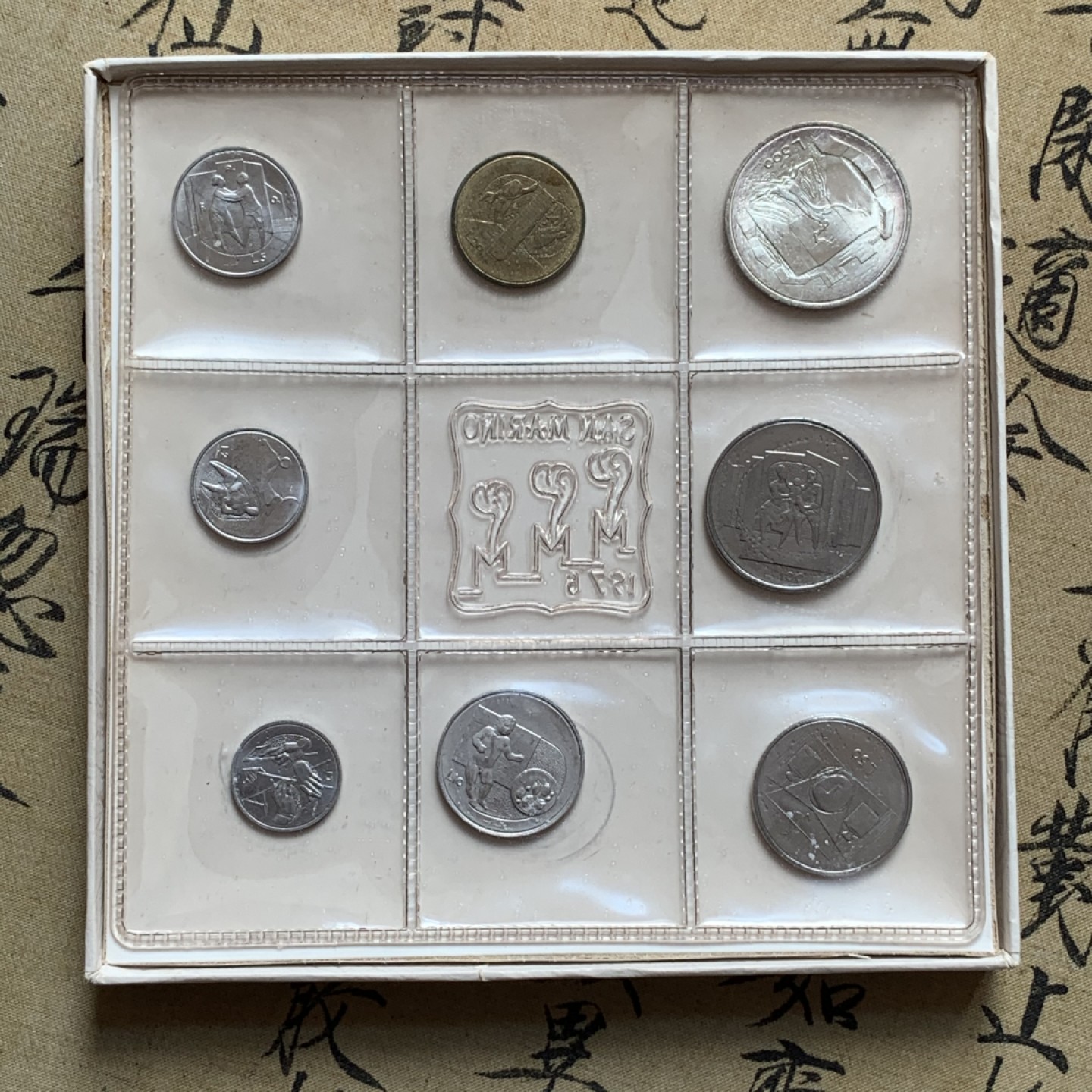 《竞宝斋》第80场-本周日，周一 2场连拍（全场不限金额包邮） 原盒证书 圣马力诺 1976年 八枚封装 带500里拉银币一枚