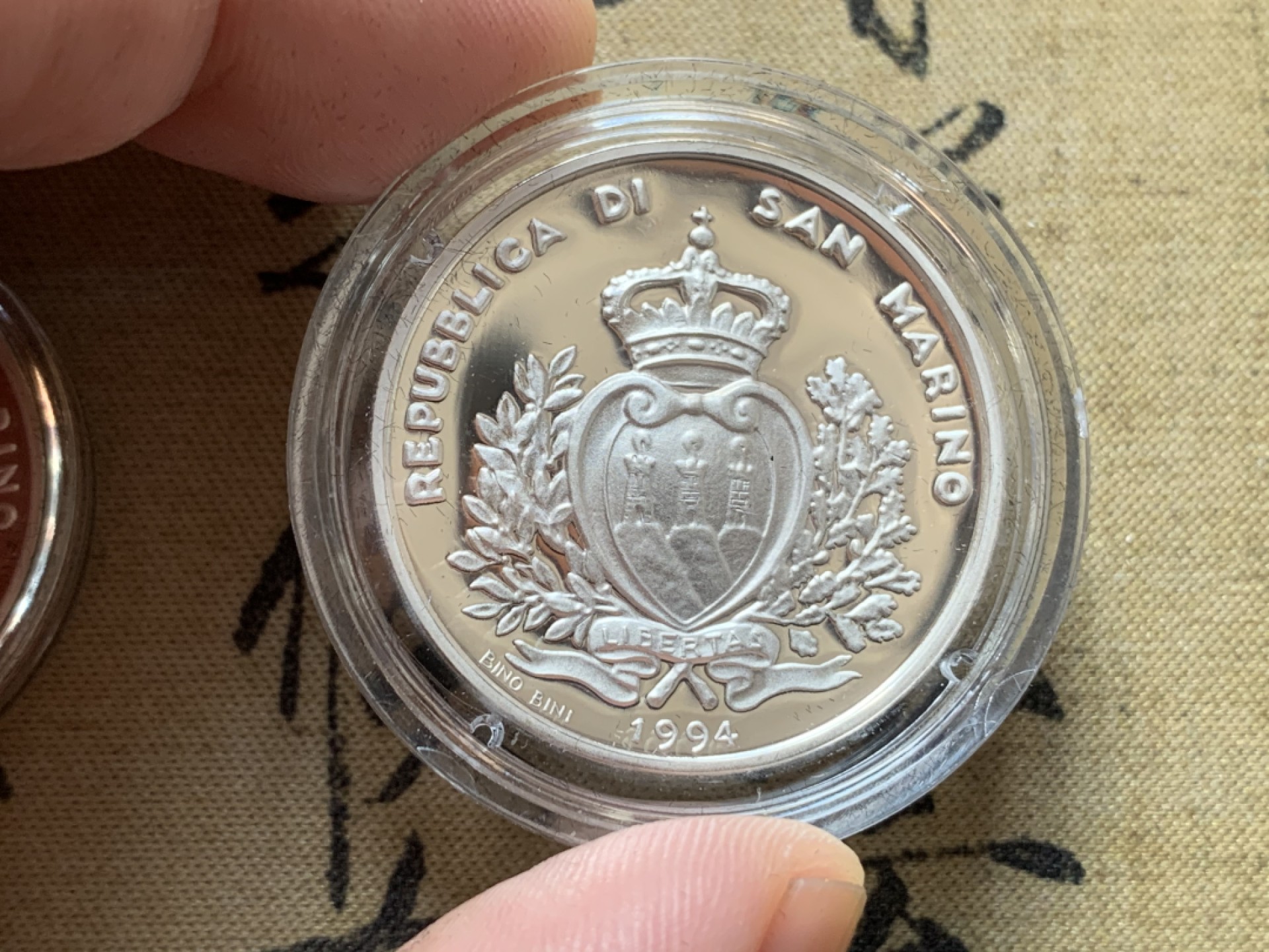 《竞宝斋》第80场-本周日，周一 2场连拍（全场不限金额包邮） 原盒证书 圣马力诺 1994年 足球 500/1000里拉 精制PROOF纪念银币一对 完美状态