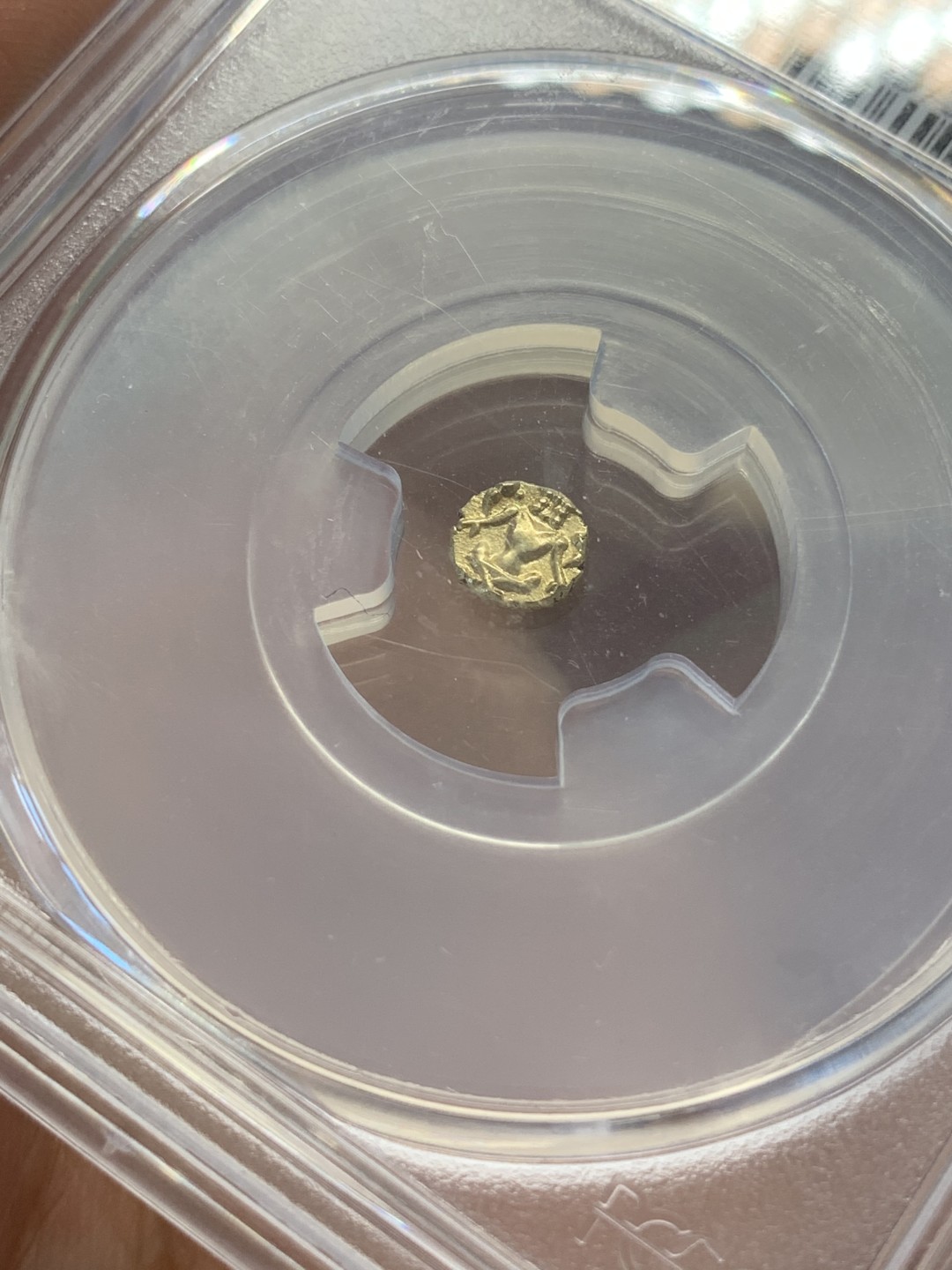 《竞宝斋》第80场-本周日，周一 2场连拍（全场不限金额包邮） PCGS MS63 原光印度1638-1662年间迈索尔1法南金币，正面毗湿奴神像，背面印度文字，盒子背面有小磕