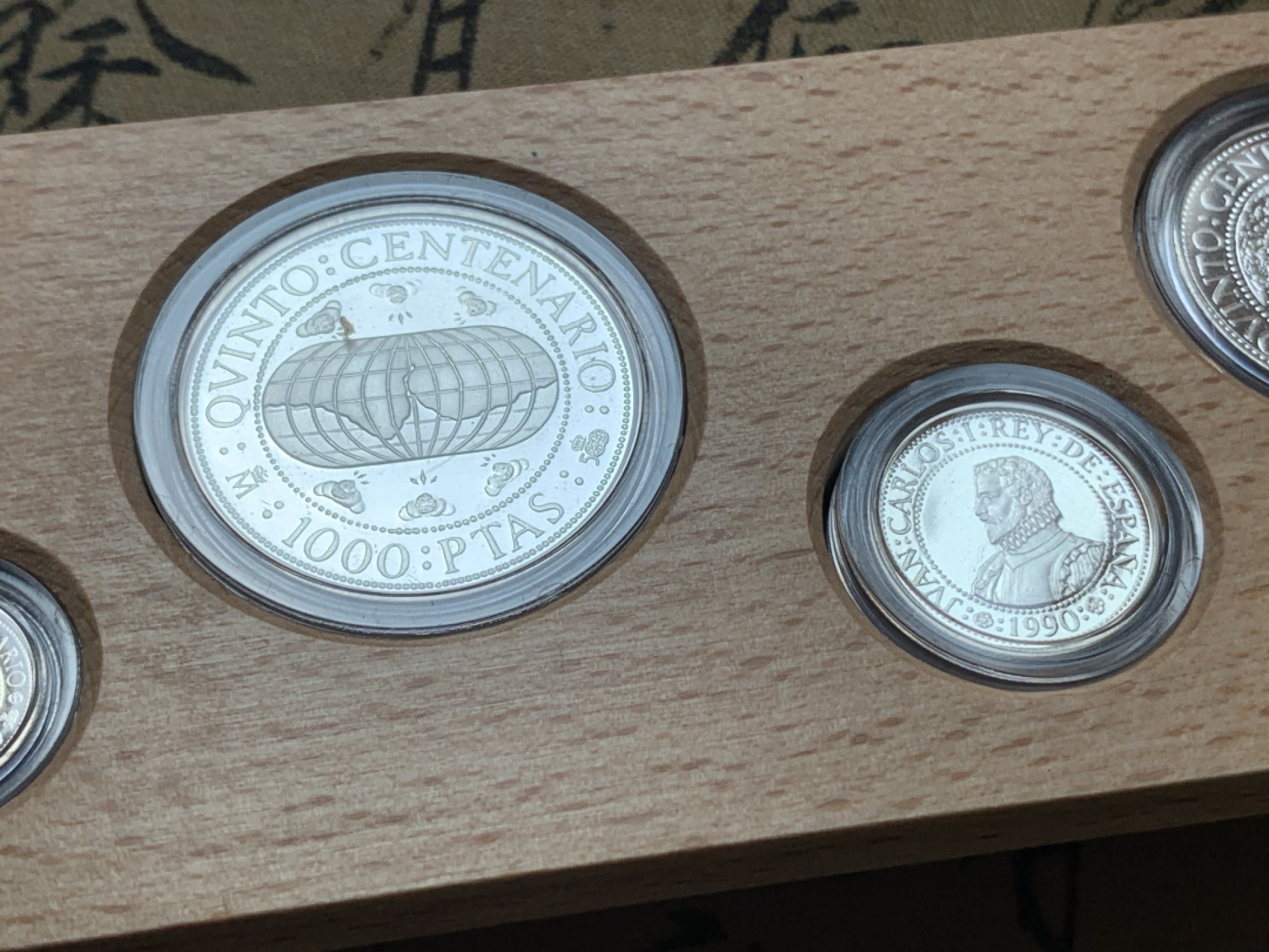 《竞宝斋》第80场-本周日，周一 2场连拍（全场不限金额包邮） 925银，币重49.3克 官方木盒装 西班牙1990年 五百周年纪念 五枚一组银币 较少见年份