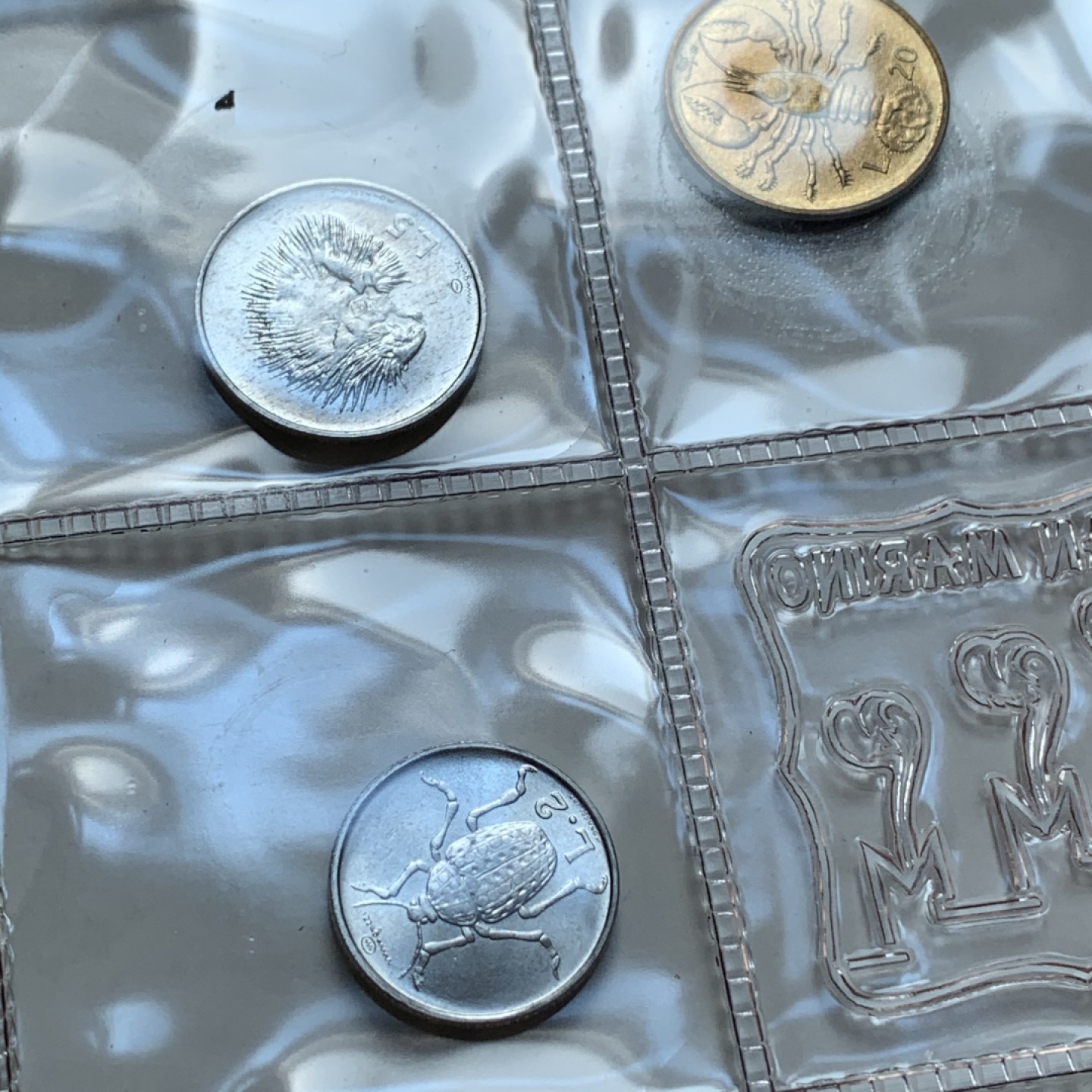 《竞宝斋》第80场-本周日，周一 2场连拍（全场不限金额包邮） 原盒证书 圣马力诺 1974年 八枚封装 带500里拉银币一枚