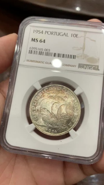 《竞宝斋》第80场-本周日，周一 2场连拍（全场不限金额包邮） NGC-MS64 葡萄牙1954年 大帆船10埃斯库多 顶级品相带五彩包浆 非常难得
