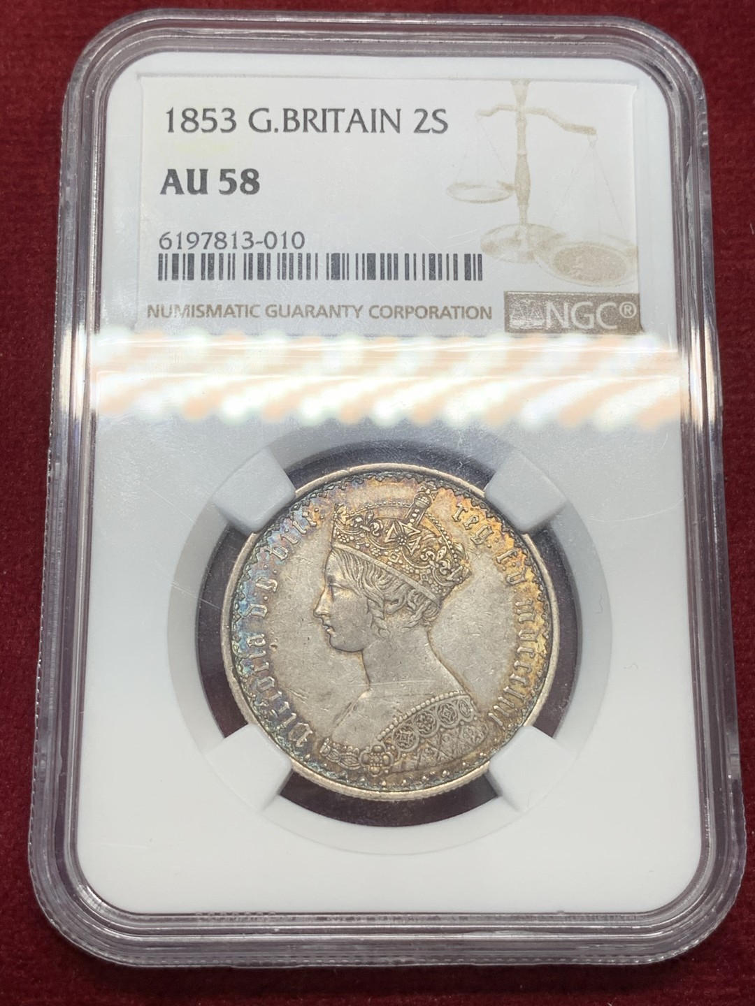 《竞宝斋》第80场-本周日，周一 2场连拍（全场不限金额包邮） NGC-AU 58英国1853年 维多利亚哥特佛洛林银币 第一版头像 罕见的双色环彩包浆 喜欢不要错过