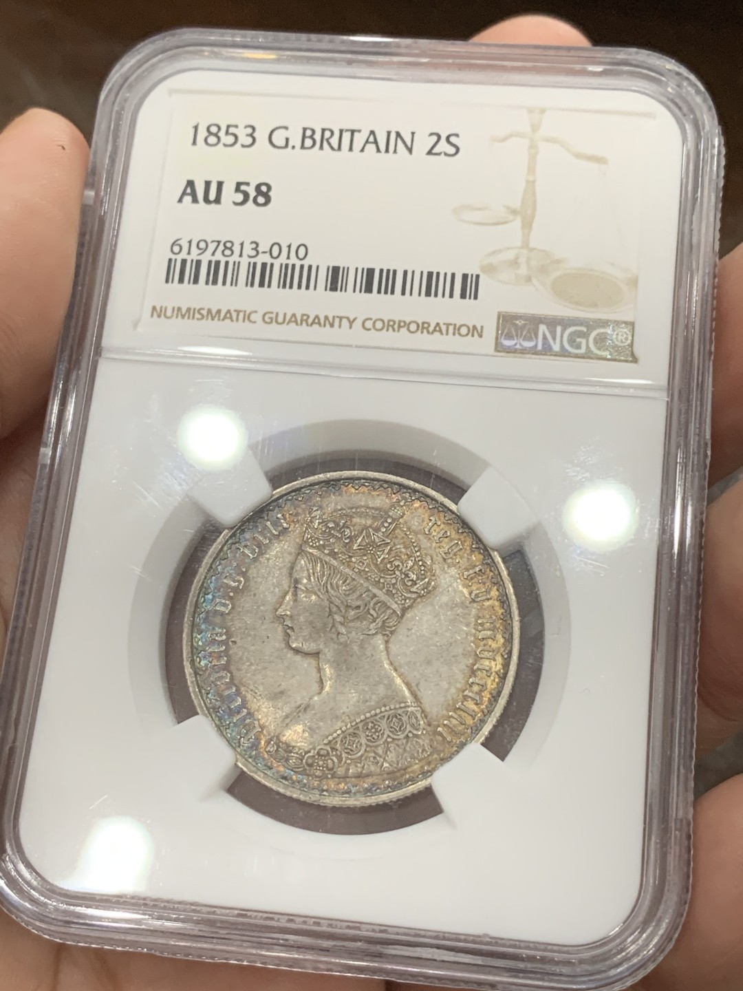 《竞宝斋》第80场-本周日，周一 2场连拍（全场不限金额包邮） NGC-AU 58英国1853年 维多利亚哥特佛洛林银币 第一版头像 罕见的双色环彩包浆 喜欢不要错过