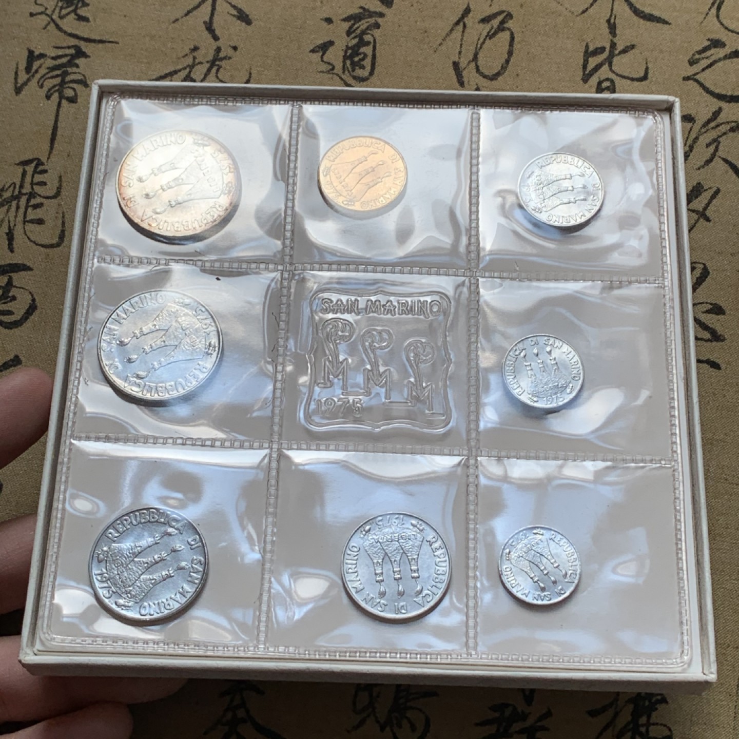 《竞宝斋》第80场-本周日，周一 2场连拍（全场不限金额包邮） 原盒证书 圣马力诺 1975年 八枚封装 带500里拉银币一枚