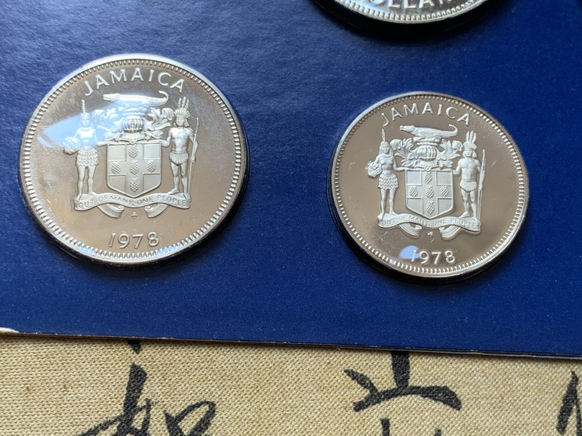 《竞宝斋》第80场-本周日，周一 2场连拍（全场不限金额包邮） 牙买加 1978年 精制套币9枚含2枚大银币925银 总重 42.8+37.6=80.4克 保存的比较好