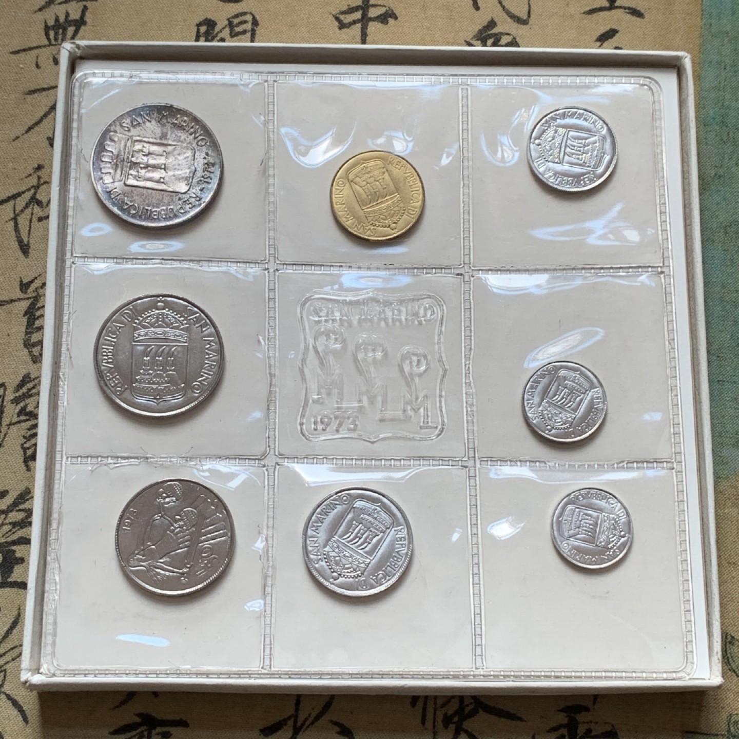 《竞宝斋》第80场-本周日，周一 2场连拍（全场不限金额包邮） 原盒证书 圣马力诺 1973年 八枚封装 带500里拉银币一枚