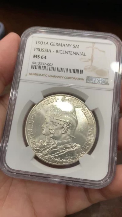 《竞宝斋》第80场-本周日，周一 2场连拍（全场不限金额包邮） NGC MS64 德国1901年普鲁士建国200周年纪念5马克 转光极好