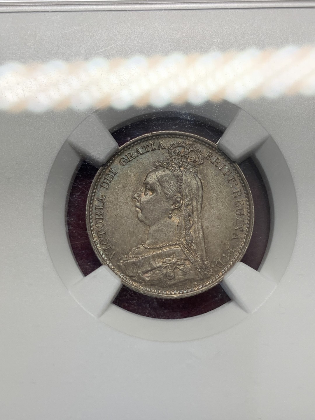 《竞宝斋》第80场-本周日，周一 2场连拍（全场不限金额包邮） NGC-MS64 英国1887年维多利亚高冠六便士银币 WREATH花环版本 比常见的盾徽版本少 双面略带五彩 上手非常好看 适合自藏