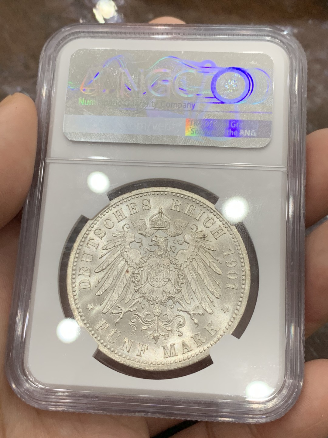 《竞宝斋》第80场-本周日，周一 2场连拍（全场不限金额包邮） NGC MS64 德国1901年普鲁士建国200周年纪念5马克 转光极好