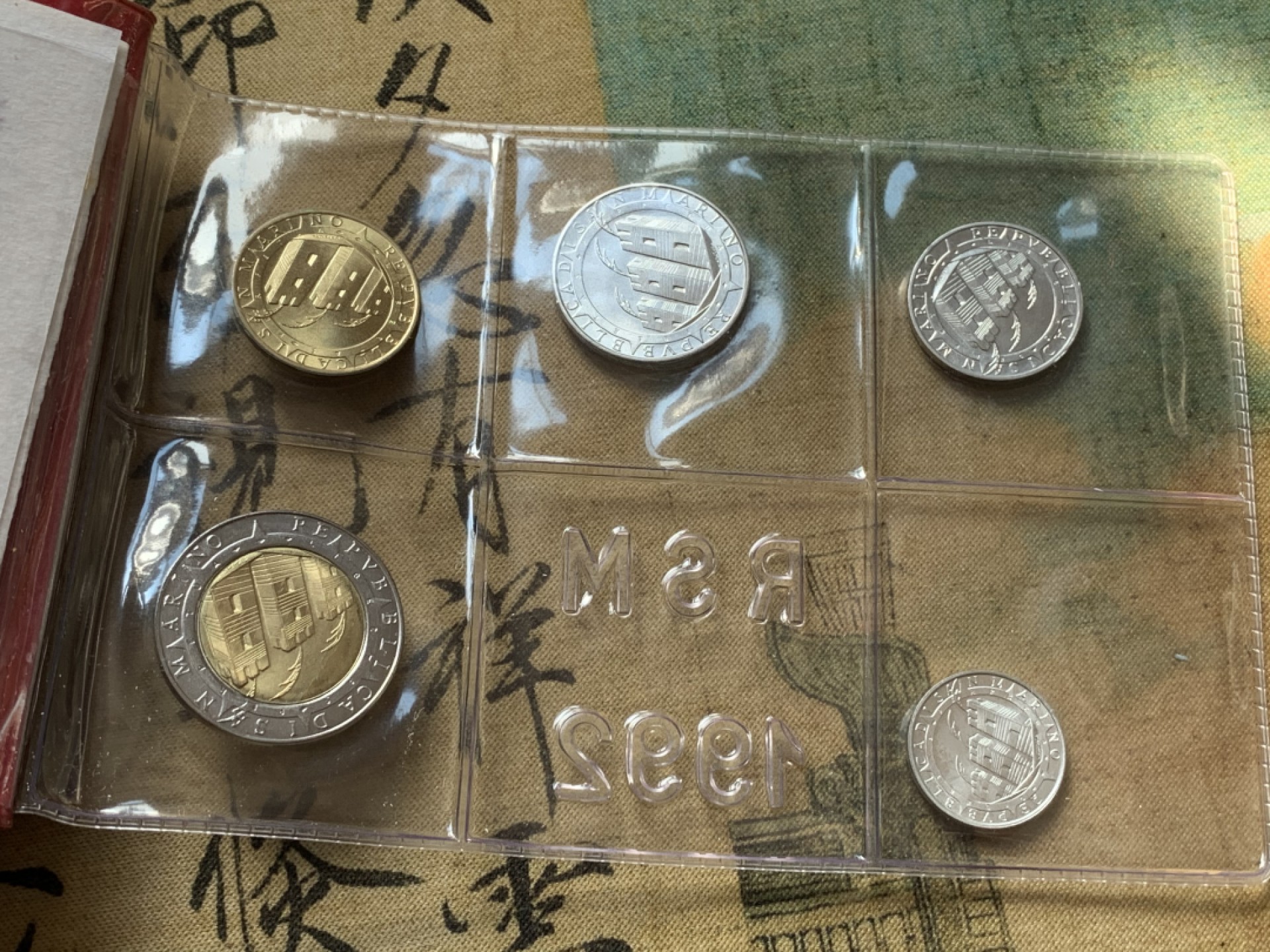 《竞宝斋》第80场-本周日，周一 2场连拍（全场不限金额包邮） 钱包装 圣马力诺 1992年  十枚装 哥伦布航海 1000里拉大银币一枚 完美状态