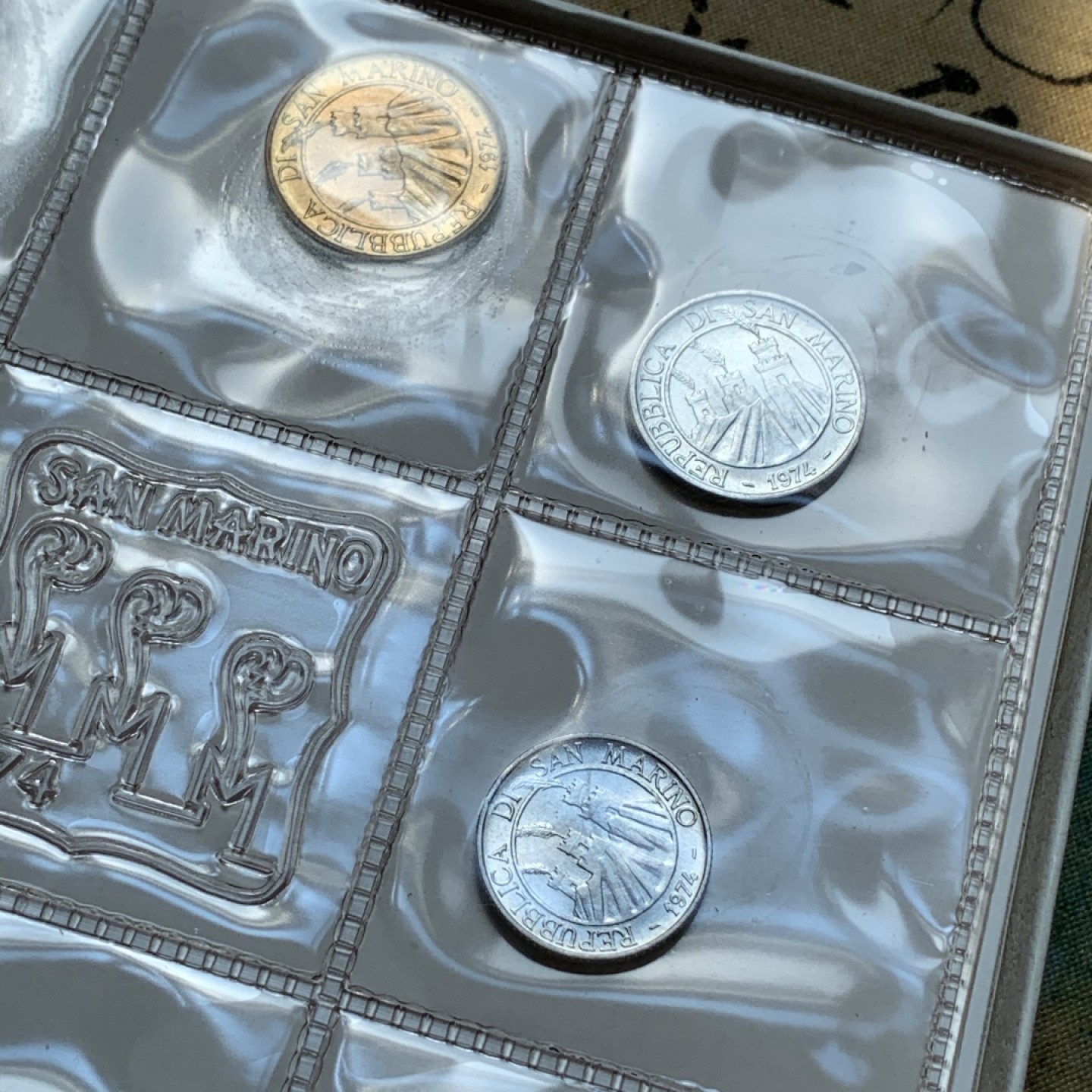 《竞宝斋》第80场-本周日，周一 2场连拍（全场不限金额包邮） 原盒证书 圣马力诺 1974年 八枚封装 带500里拉银币一枚