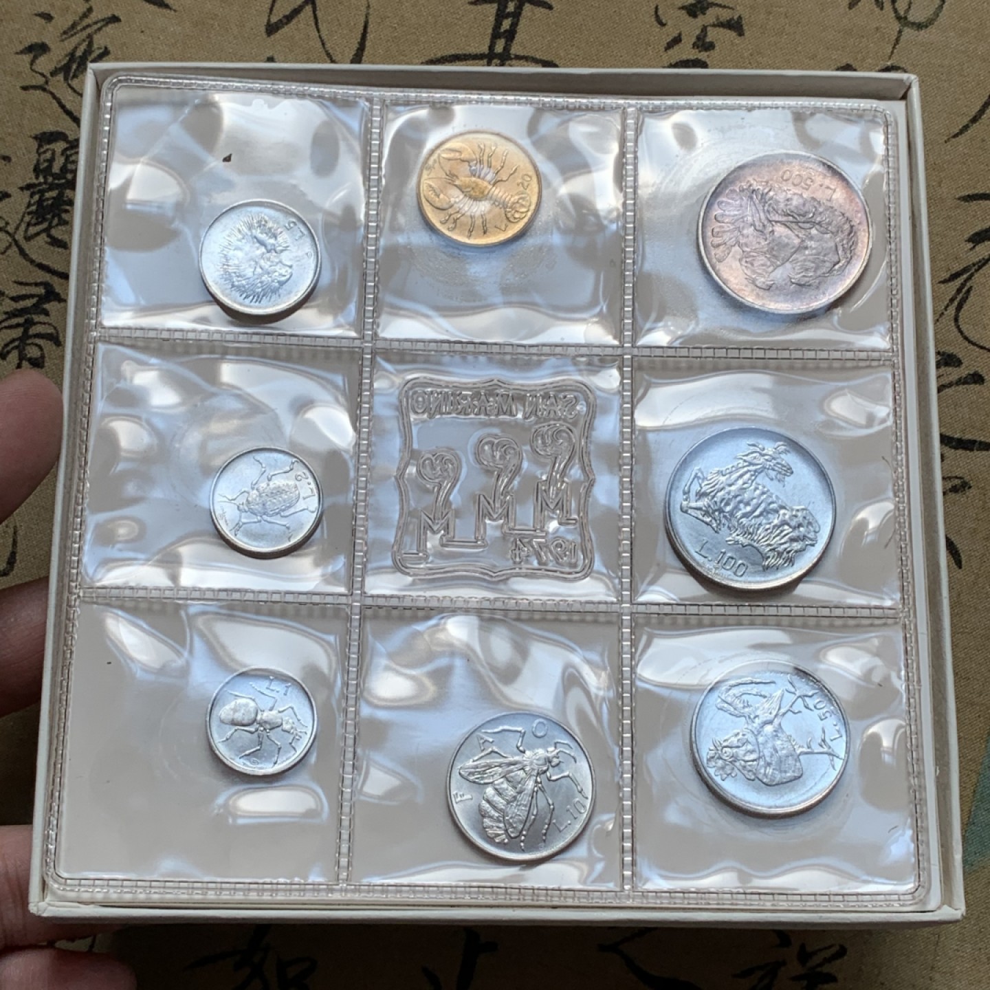 《竞宝斋》第80场-本周日，周一 2场连拍（全场不限金额包邮） 原盒证书 圣马力诺 1974年 八枚封装 带500里拉银币一枚