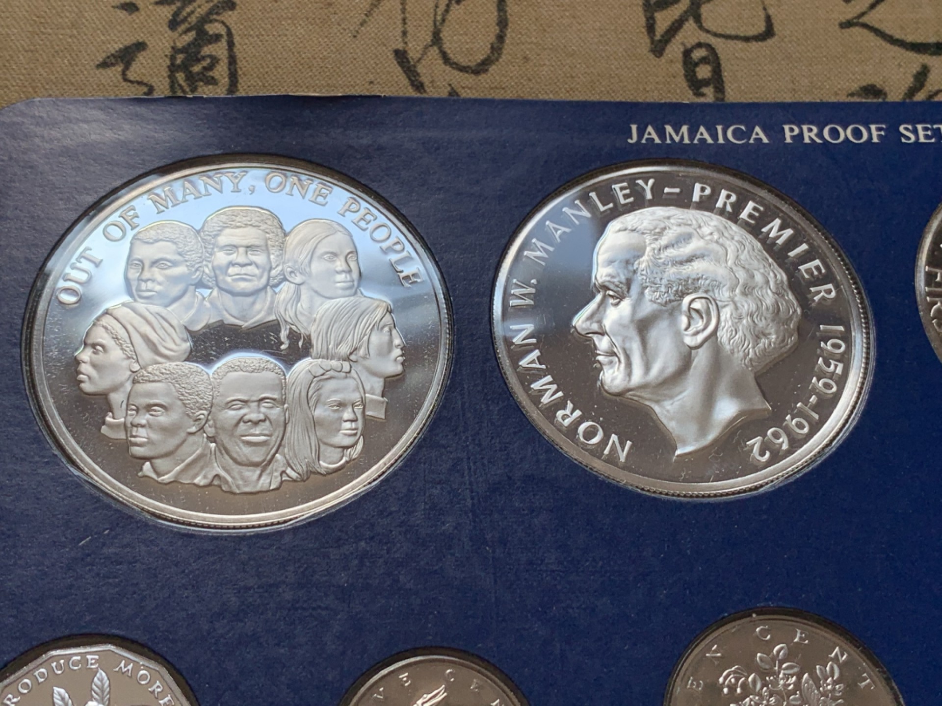 《竞宝斋》第80场-本周日，周一 2场连拍（全场不限金额包邮） 牙买加 1978年 精制套币9枚含2枚大银币925银 总重 42.8+37.6=80.4克 保存的比较好