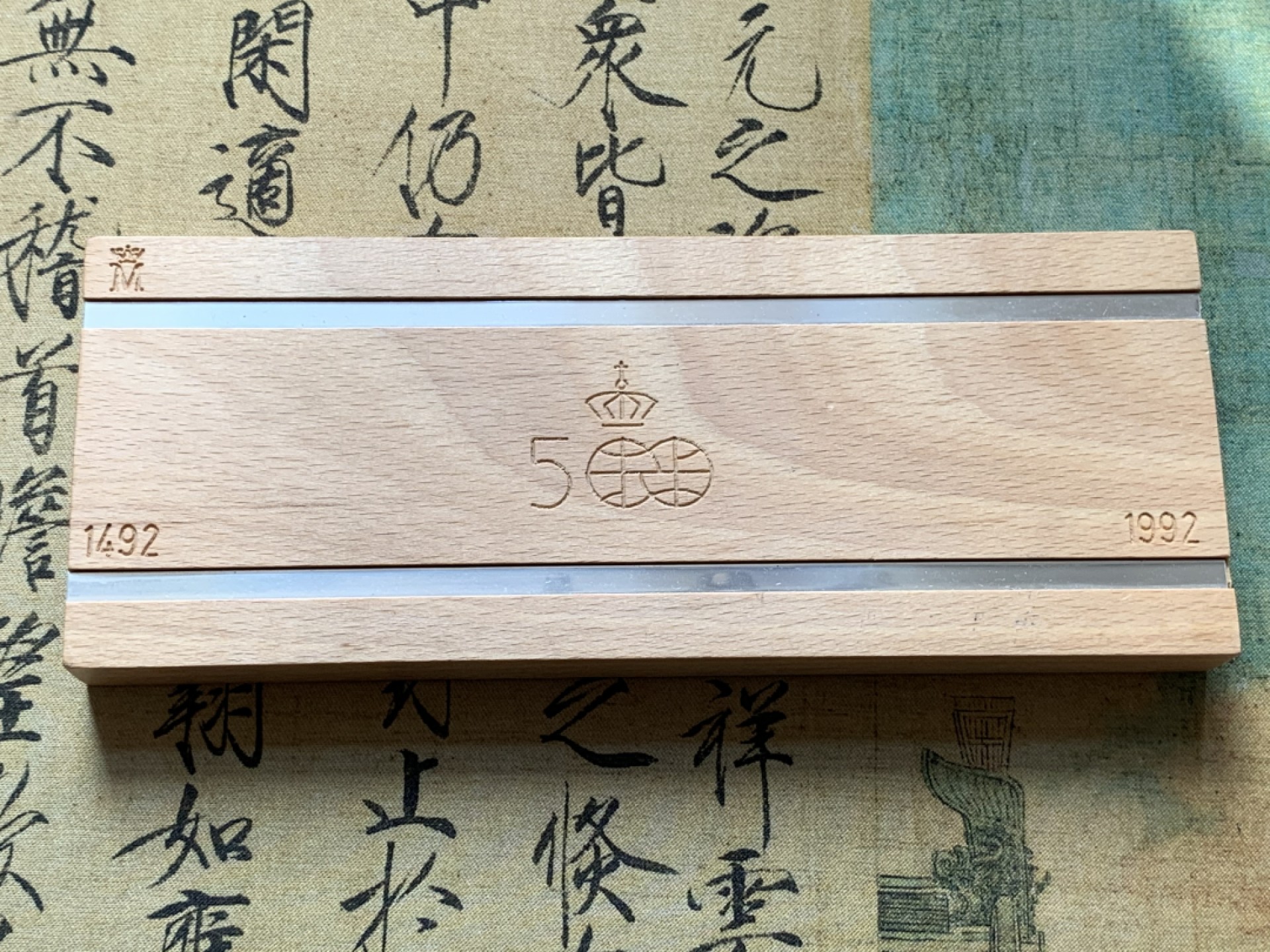 《竞宝斋》第80场-本周日，周一 2场连拍（全场不限金额包邮） 925银，币重49.3克 官方木盒装 西班牙1990年 五百周年纪念 五枚一组银币 较少见年份