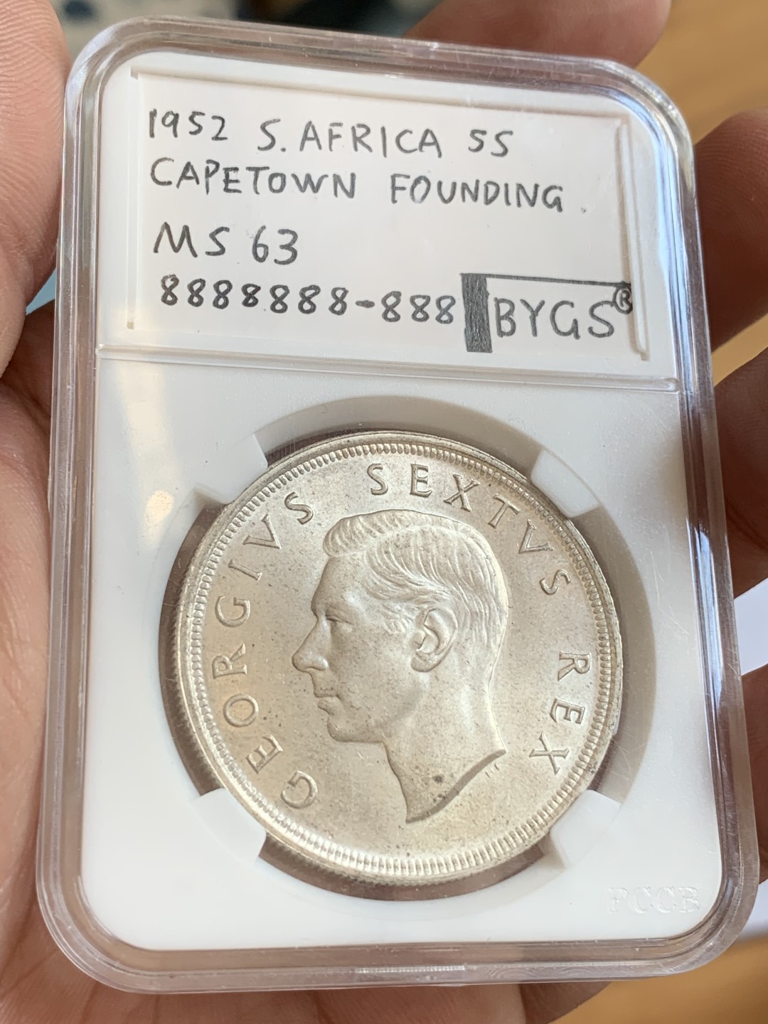 《竞宝斋》第80场-本周日，周一 2场连拍（全场不限金额包邮） 1952年南非5先令开普敦纪念大银币 转光好品 币友自制趣味盒子