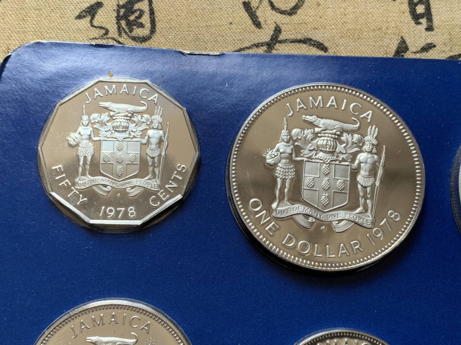 《竞宝斋》第80场-本周日，周一 2场连拍（全场不限金额包邮） 牙买加 1978年 精制套币9枚含2枚大银币925银 总重 42.8+37.6=80.4克 保存的比较好