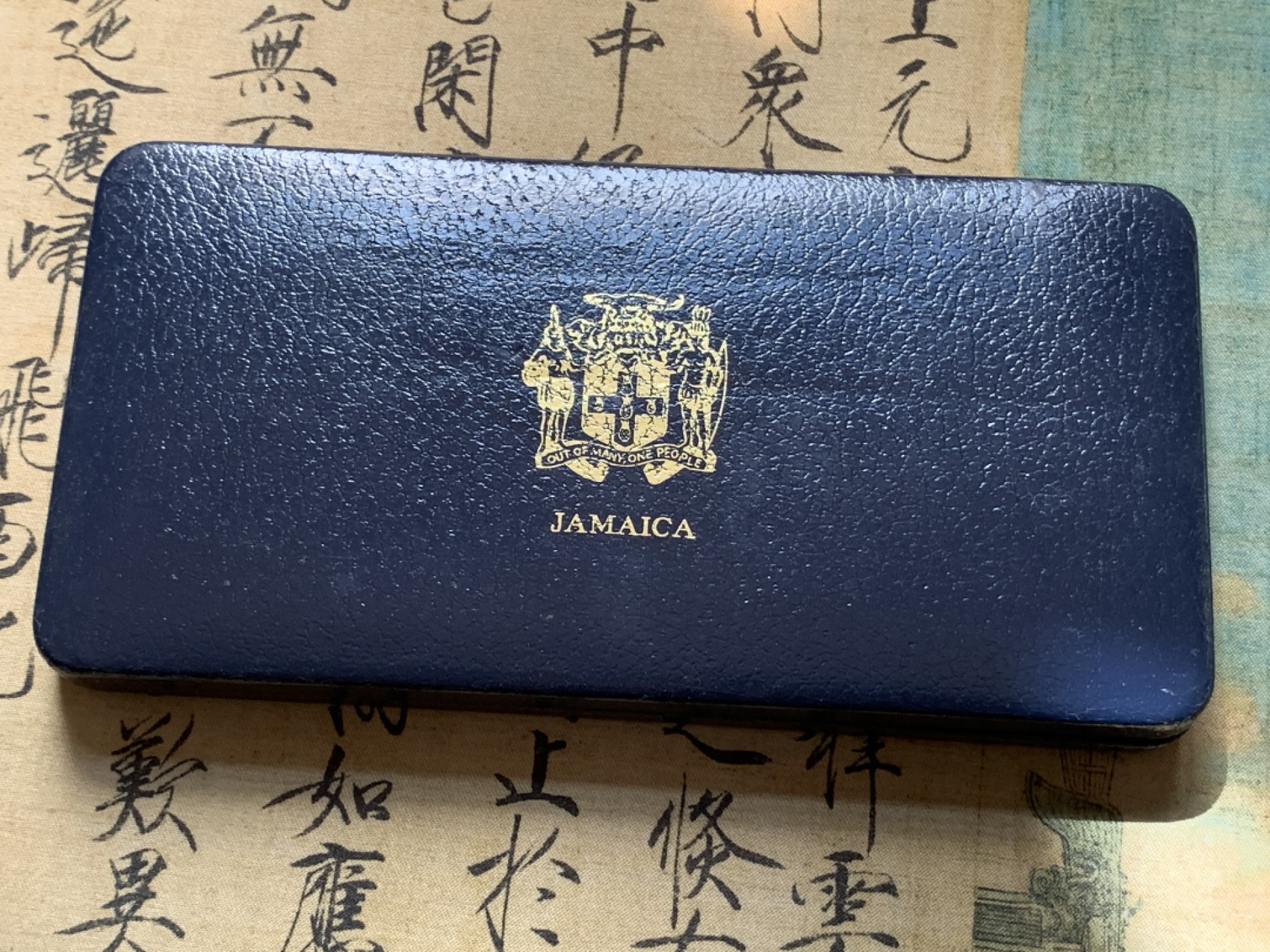 《竞宝斋》第80场-本周日，周一 2场连拍（全场不限金额包邮） 牙买加 1978年 精制套币9枚含2枚大银币925银 总重 42.8+37.6=80.4克 保存的比较好