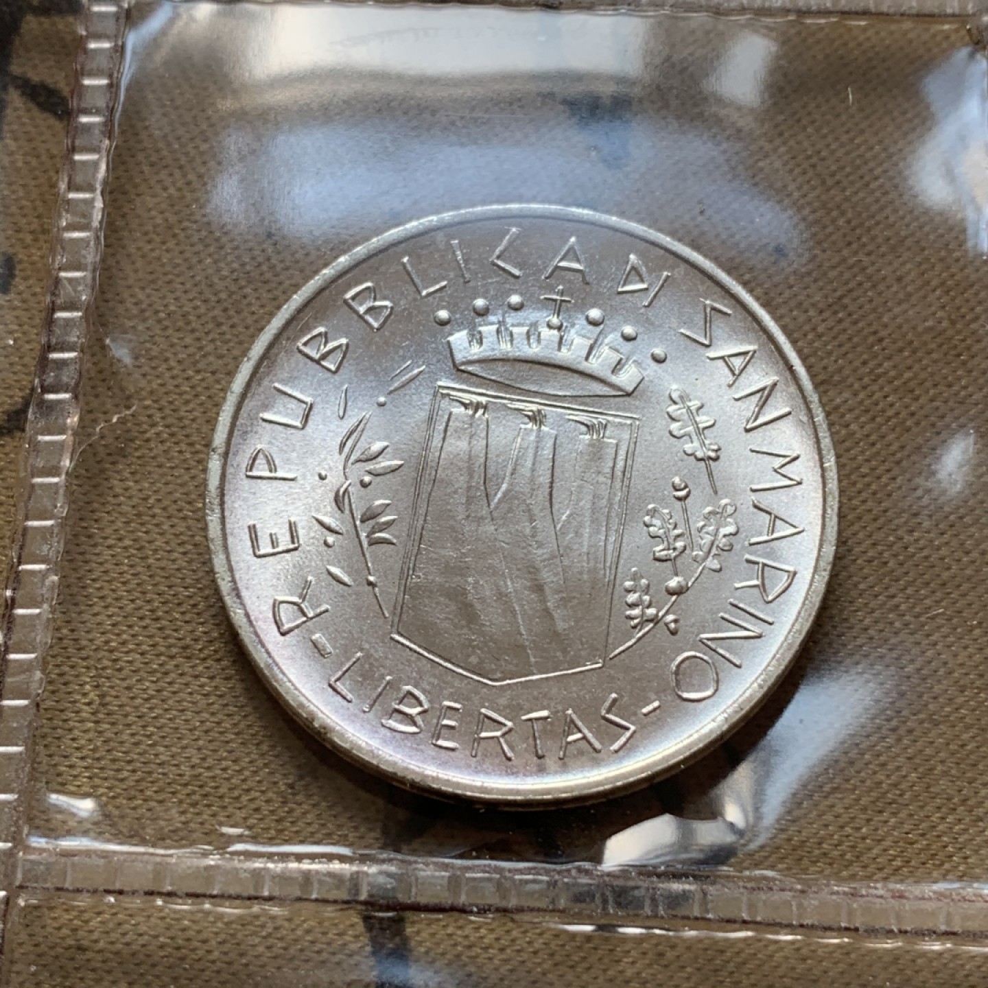 《竞宝斋》第80场-本周日，周一 2场连拍（全场不限金额包邮） 原盒证书 圣马力诺 1981年 九枚封装 最大枚女神头500里拉是银币 