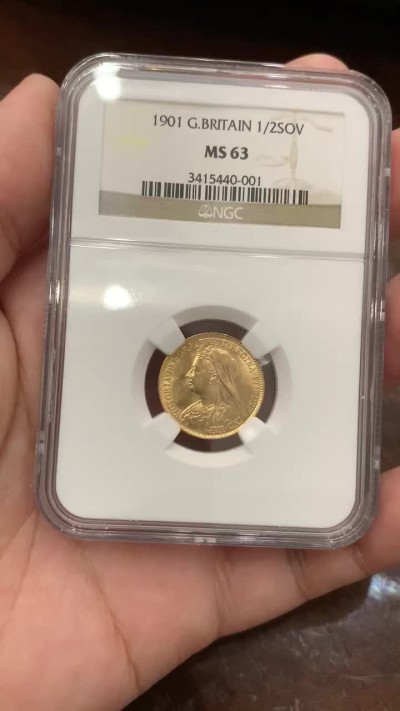 《竞宝斋》第80场-本周日，周一 2场连拍（全场不限金额包邮） NGC MS63 原光英国1901年维多利亚披纱版1/2索维林马剑金币女王最后年份