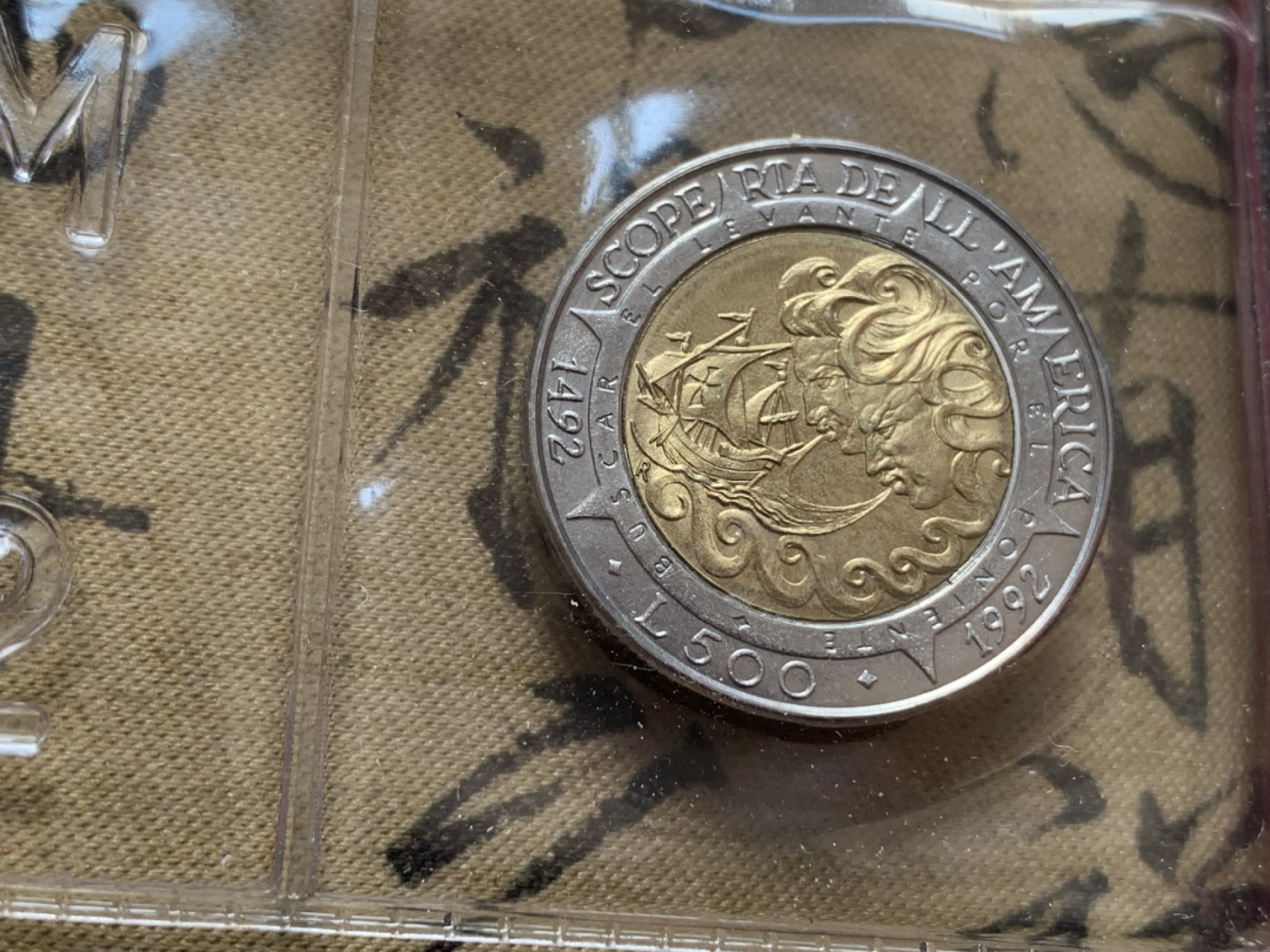 《竞宝斋》第80场-本周日，周一 2场连拍（全场不限金额包邮） 钱包装 圣马力诺 1992年  十枚装 哥伦布航海 1000里拉大银币一枚 完美状态