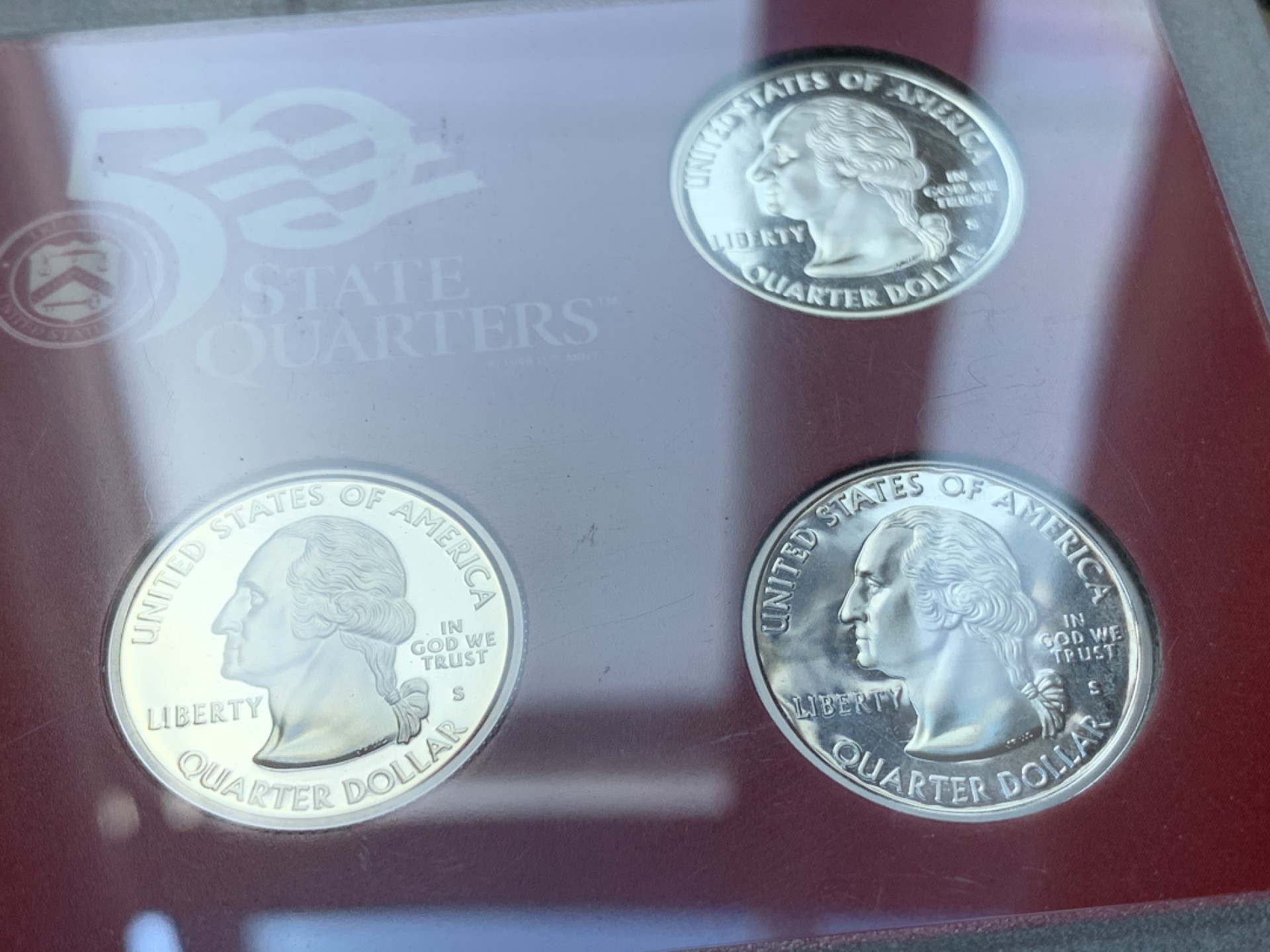 《竞宝斋》第80场-本周日，周一 2场连拍（全场不限金额包邮） 美国 2000年 盒装套币组合 内含2组套币 ，总计含7枚900银 银币 状态保存的非常好