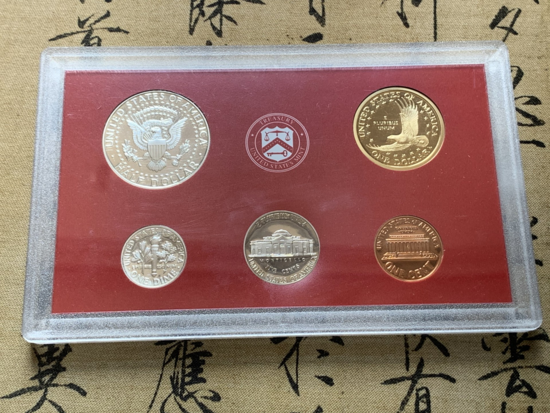 《竞宝斋》第80场-本周日，周一 2场连拍（全场不限金额包邮） 美国 2000年 盒装套币组合 内含2组套币 ，总计含7枚900银 银币 状态保存的非常好