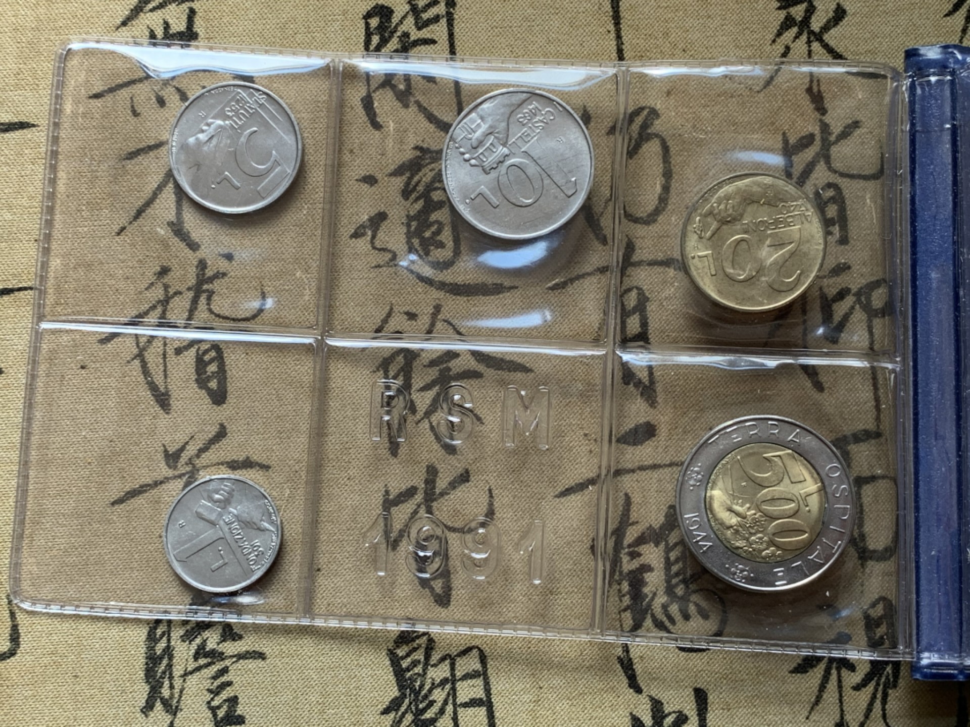 《竞宝斋》第80场-本周日，周一 2场连拍（全场不限金额包邮） 钱包装 圣马力诺 1991年 圣马力诺1991年 十枚装 和平鸽 1000里拉大银币一枚 完美状态