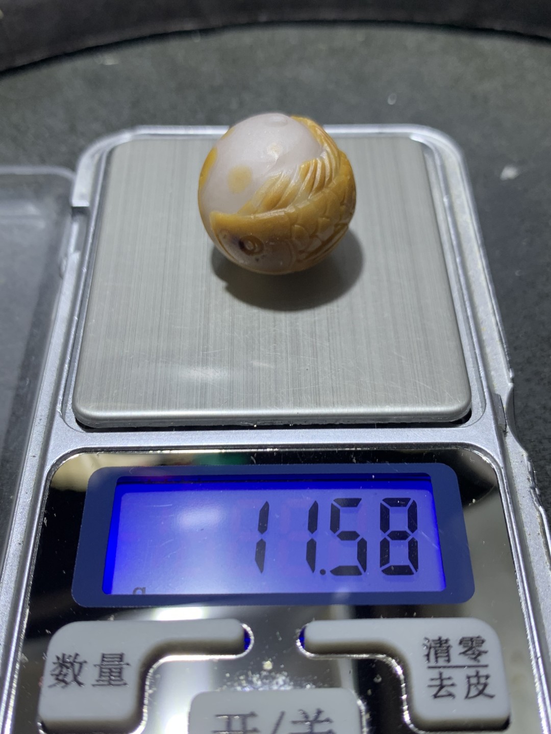 精美冰飘亚光战国红玛瑙巧雕龙鱼荷叶圆珠一个，寓意，莲年有鱼，