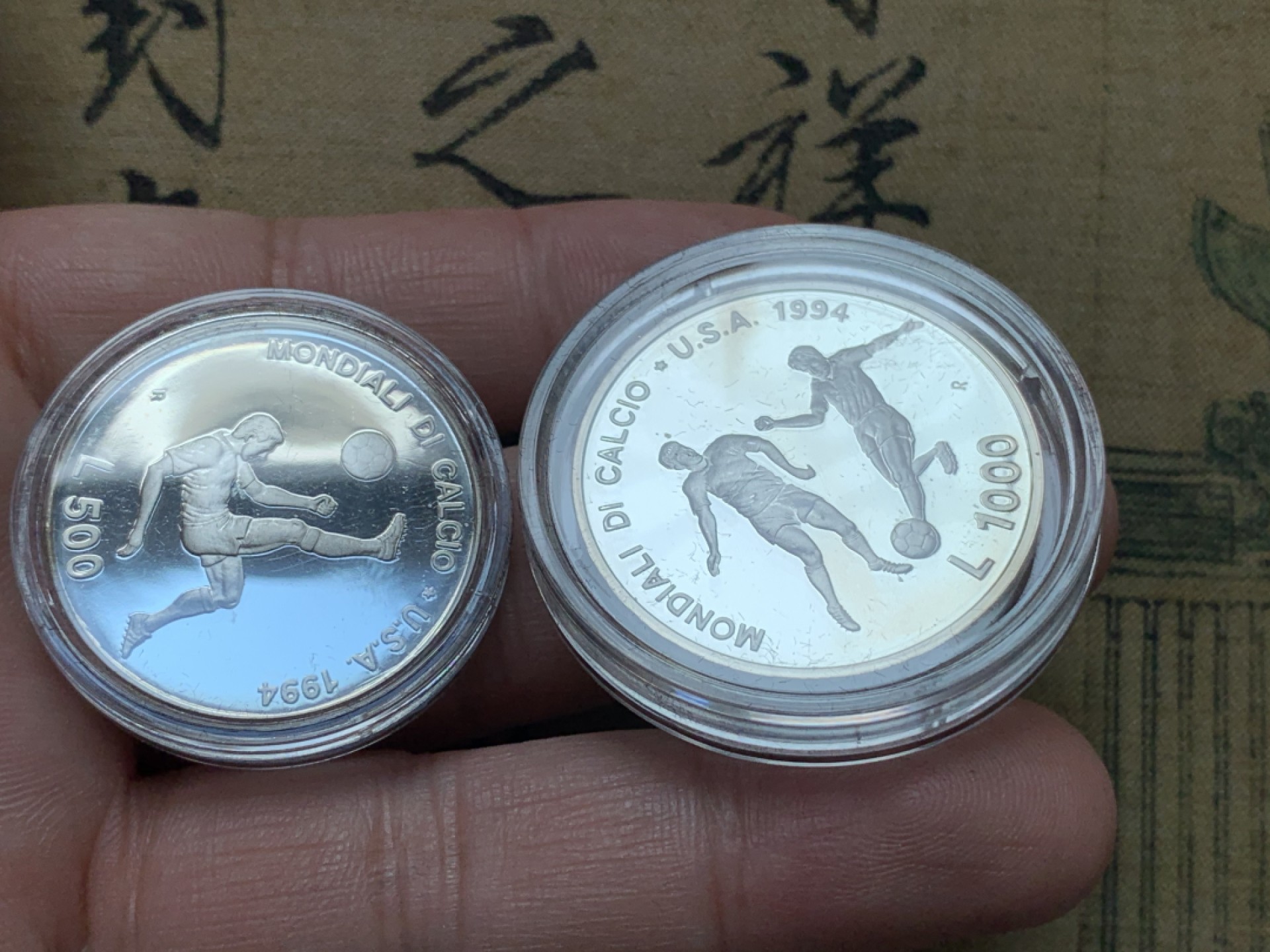 《竞宝斋》第80场-本周日，周一 2场连拍（全场不限金额包邮） 原盒证书 圣马力诺 1994年 足球 500/1000里拉 精制PROOF纪念银币一对 完美状态