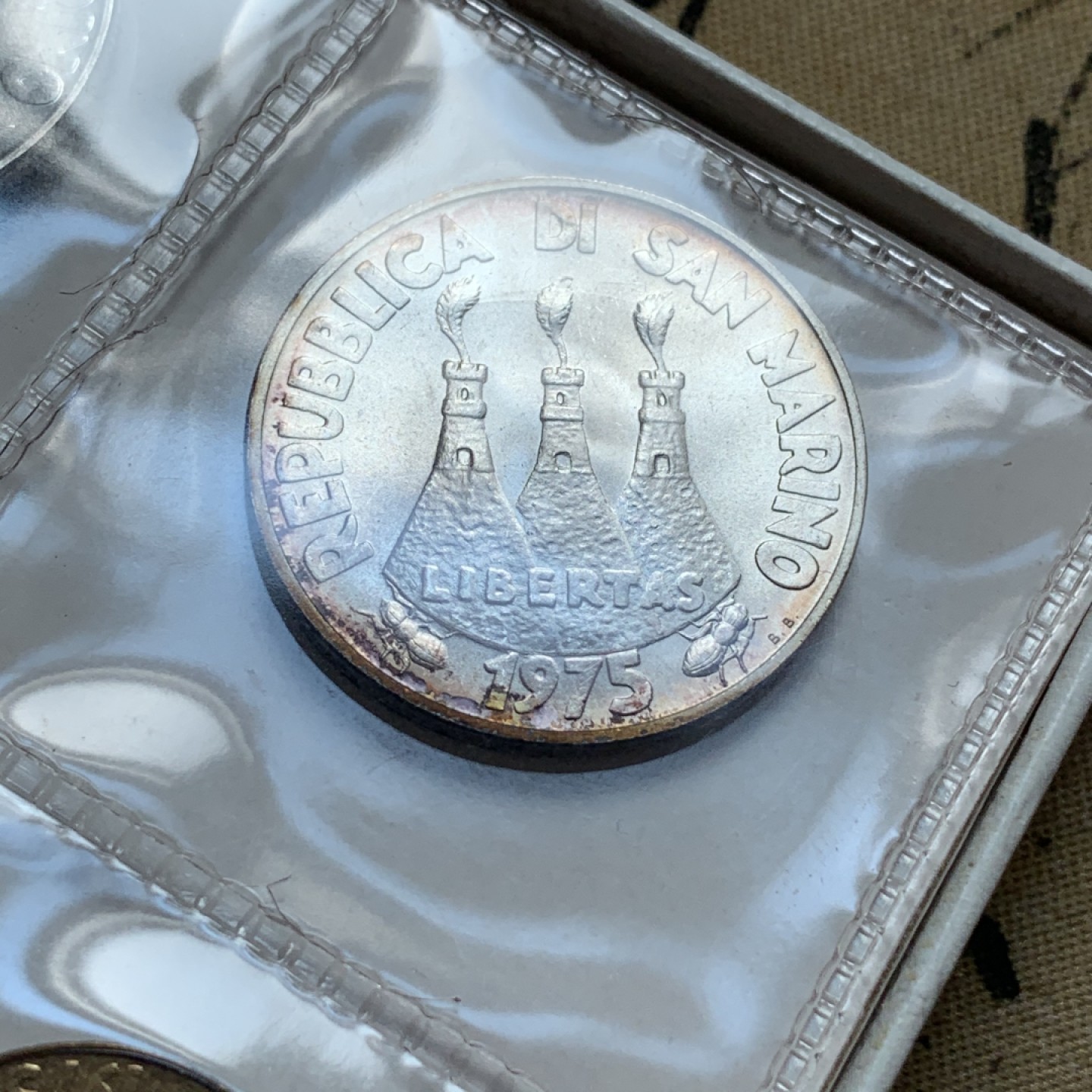 《竞宝斋》第80场-本周日，周一 2场连拍（全场不限金额包邮） 原盒证书 圣马力诺 1975年 八枚封装 带500里拉银币一枚