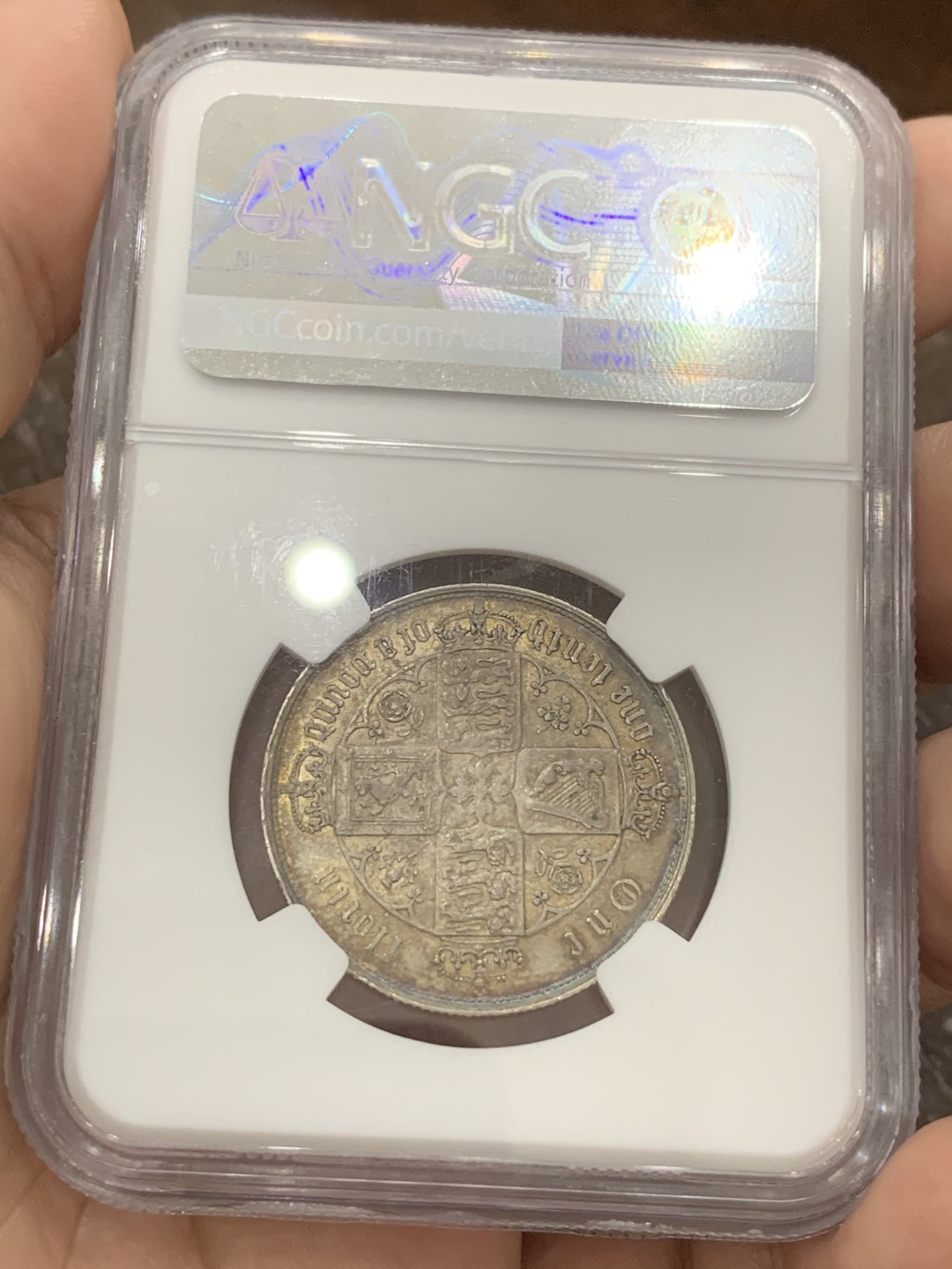 《竞宝斋》第80场-本周日，周一 2场连拍（全场不限金额包邮） NGC-AU 58英国1853年 维多利亚哥特佛洛林银币 第一版头像 罕见的双色环彩包浆 喜欢不要错过