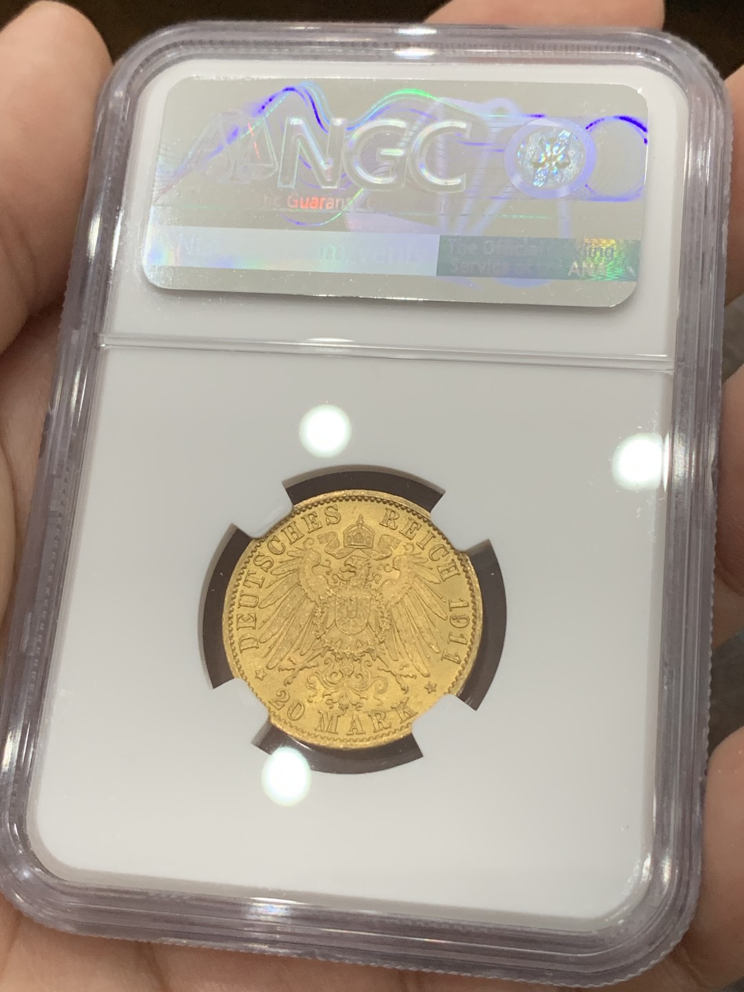 《竞宝斋》第80场-本周日，周一 2场连拍（全场不限金额包邮） NGC-MS64 德国普鲁士 1911年 威廉二世20马克 金币 平时能见到的62分 这枚64分是金字塔顶尖的东西了