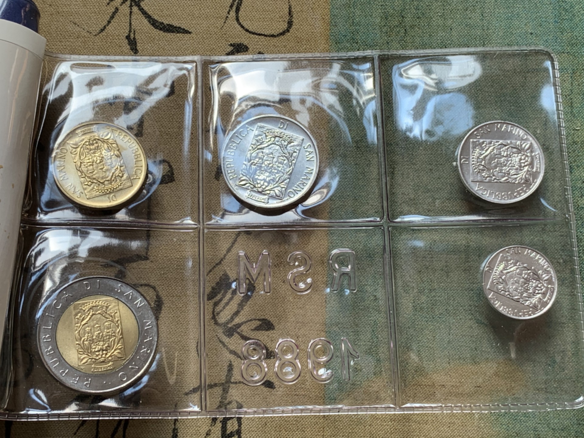 《竞宝斋》第80场-本周日，周一 2场连拍（全场不限金额包邮） 钱包装 圣马力诺 1988年 十枚套币 最大一枚是1000里拉银币 完美状态