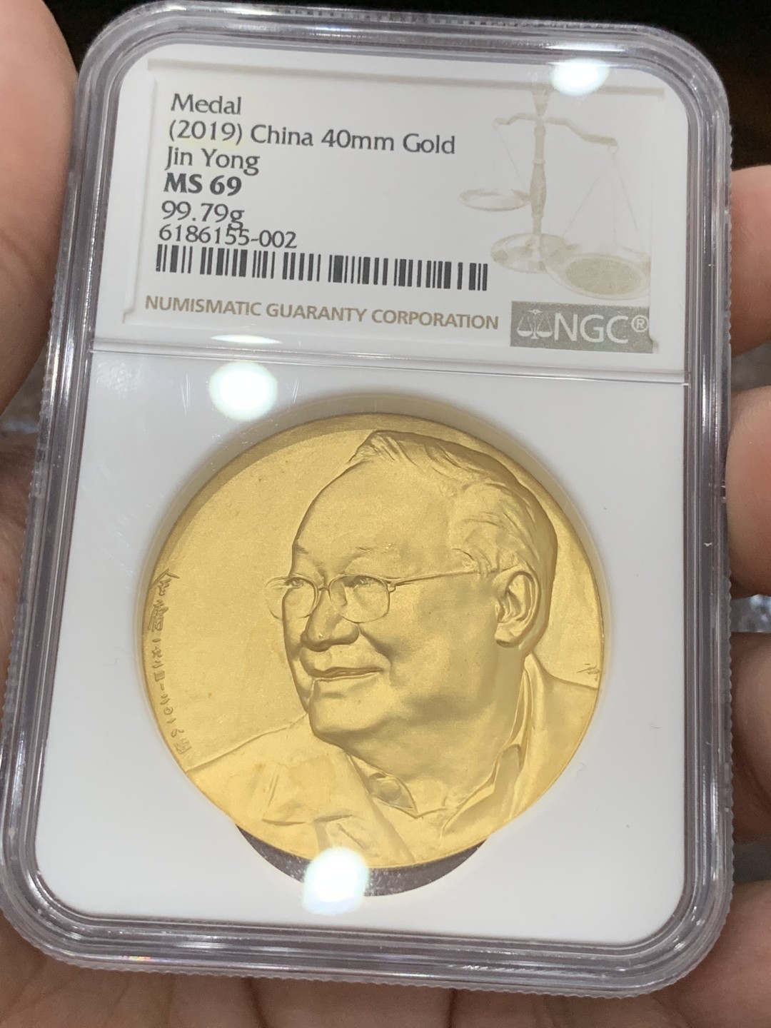 《竞宝斋》第80场-本周日，周一 2场连拍（全场不限金额包邮） NGC-MS69 2019年 纪念金庸先生逝世一周年 999纯金 重99.79g 发行量仅2枚 于萍 王亚伟 共同创作 北京麦朵尔艺术俱乐部发行                                                                                  