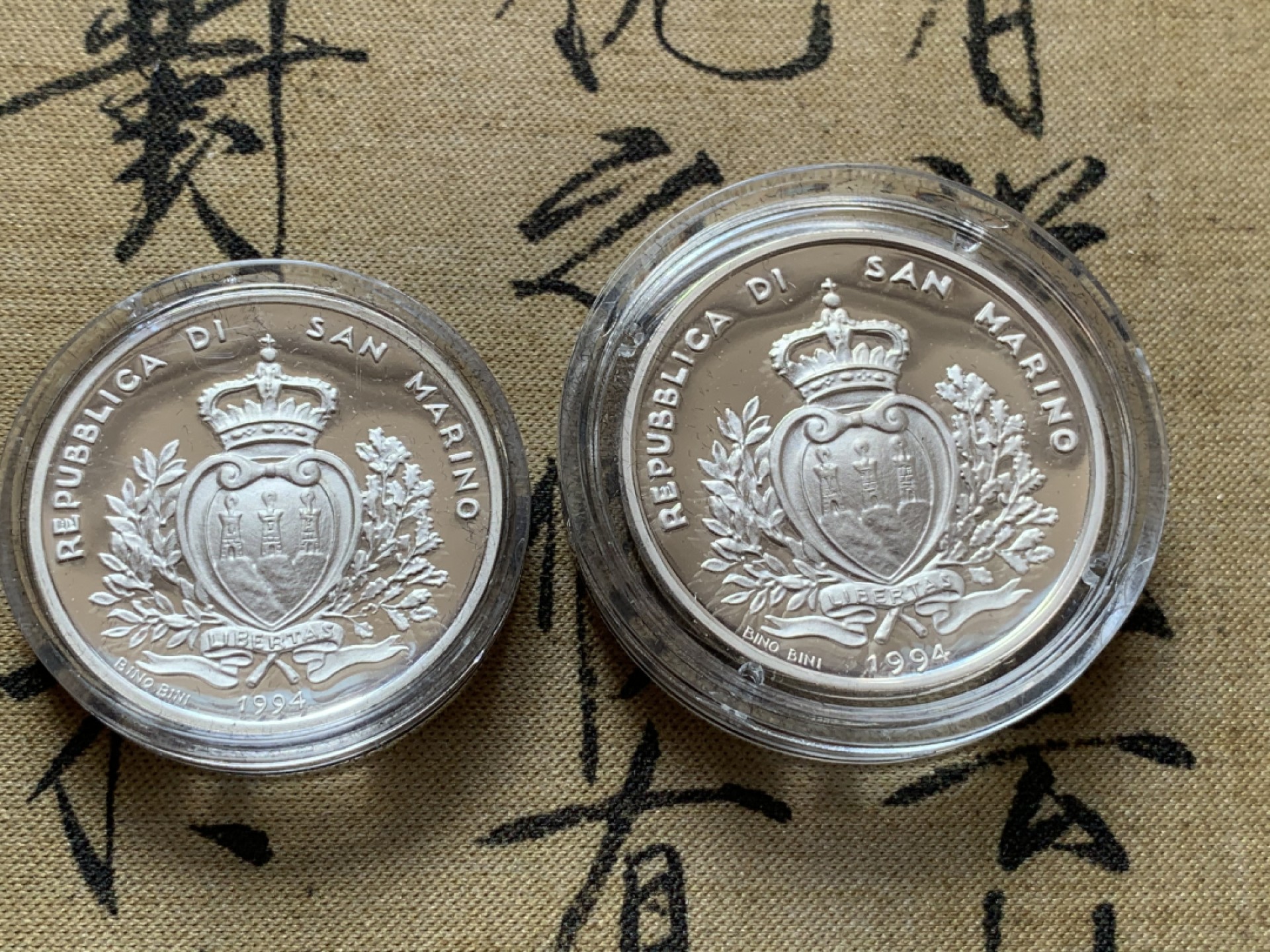 《竞宝斋》第80场-本周日，周一 2场连拍（全场不限金额包邮） 原盒证书 圣马力诺 1994年 足球 500/1000里拉 精制PROOF纪念银币一对 完美状态