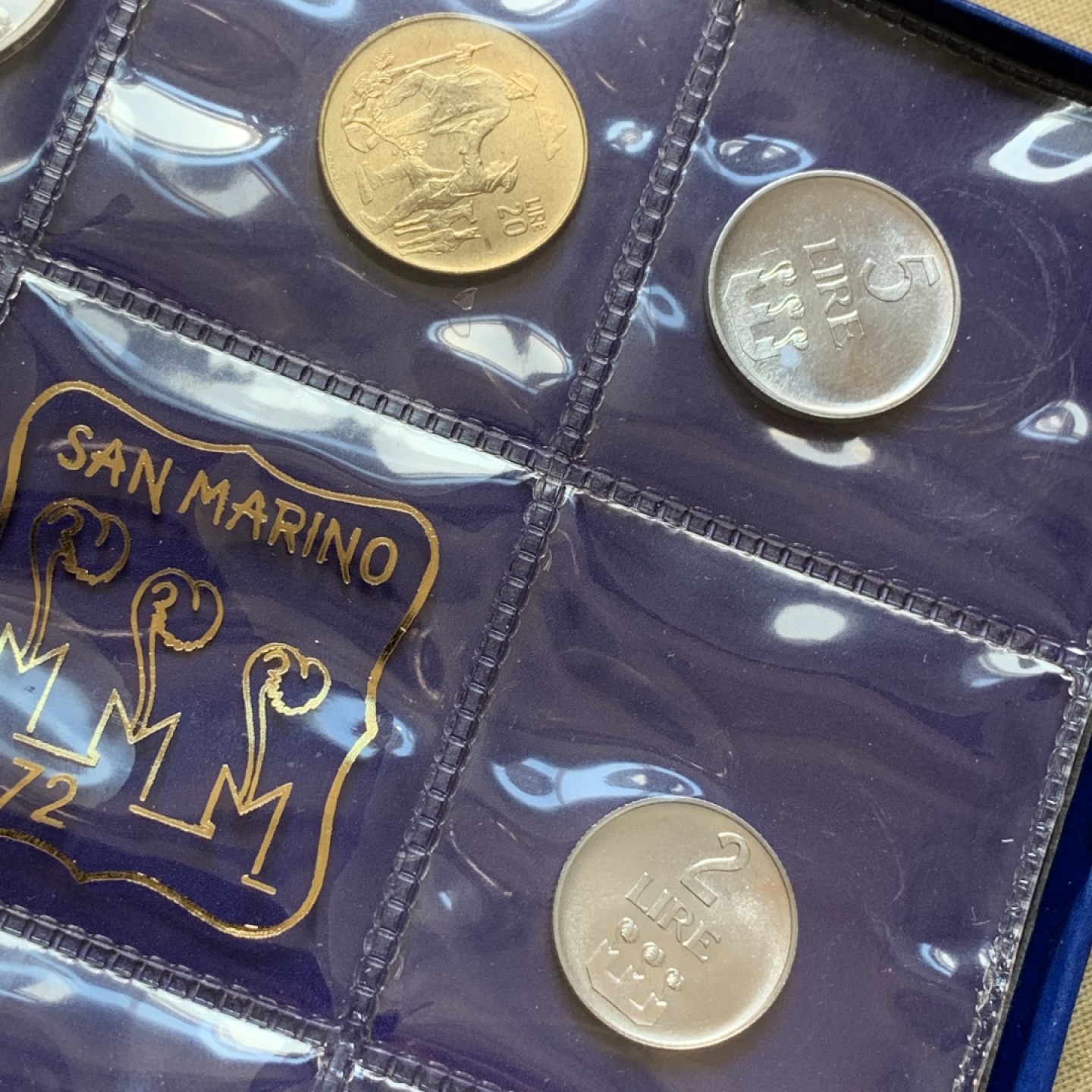 《竞宝斋》第80场-本周日，周一 2场连拍（全场不限金额包邮） 原盒证书 圣马力诺 1972年 八枚封装 带500里拉银币一枚