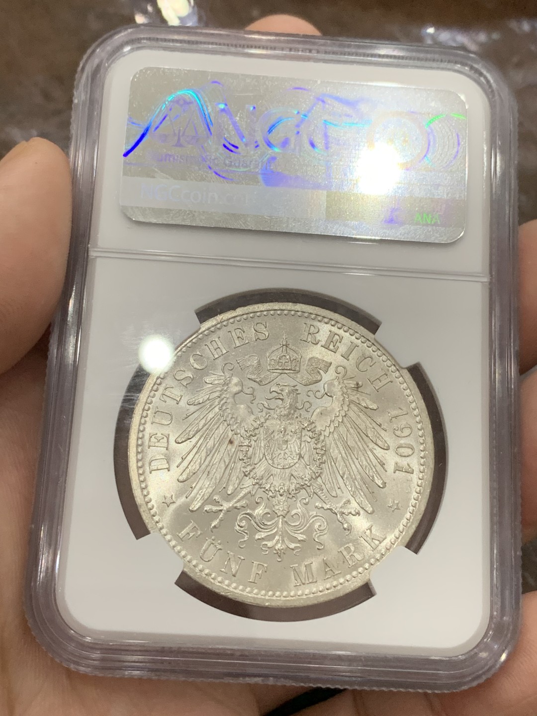 《竞宝斋》第80场-本周日，周一 2场连拍（全场不限金额包邮） NGC MS64 德国1901年普鲁士建国200周年纪念5马克 转光极好