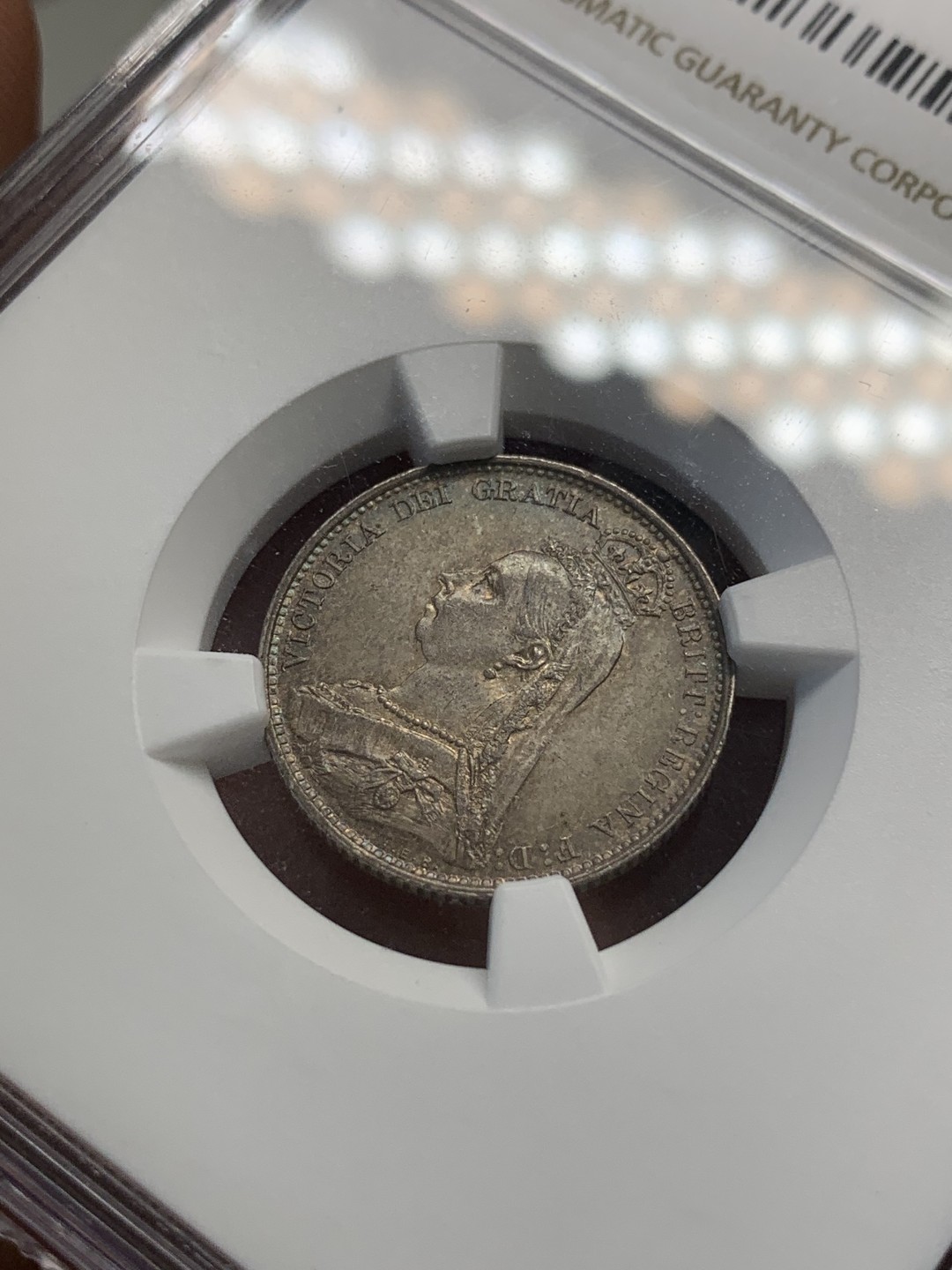 《竞宝斋》第80场-本周日，周一 2场连拍（全场不限金额包邮） NGC-MS64 英国1887年维多利亚高冠六便士银币 WREATH花环版本 比常见的盾徽版本少 双面略带五彩 上手非常好看 适合自藏