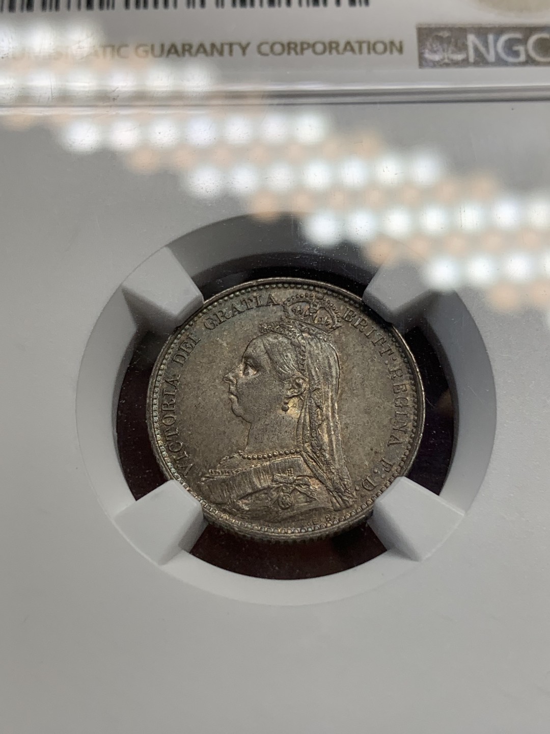 《竞宝斋》第80场-本周日，周一 2场连拍（全场不限金额包邮） NGC-MS64 英国1887年维多利亚高冠六便士银币 WREATH花环版本 比常见的盾徽版本少 双面略带五彩 上手非常好看 适合自藏