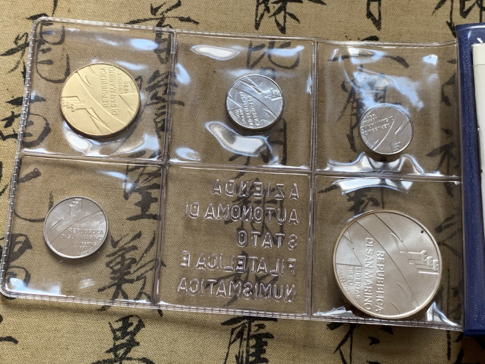 《竞宝斋》第80场-本周日，周一 2场连拍（全场不限金额包邮） 钱包装 圣马力诺 1990年 圣马力诺1990年 十枚装 过去与未来主题 带1000里拉大银币一枚 完美状态