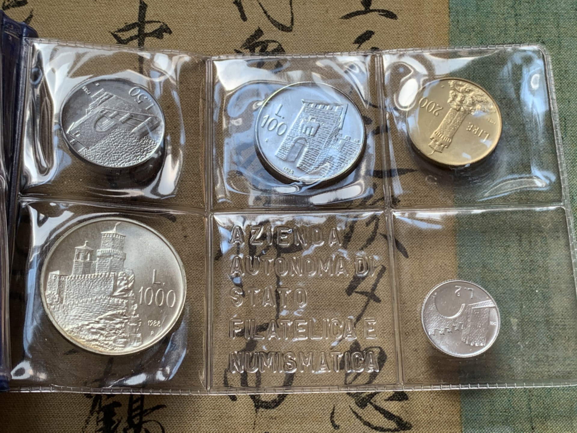 《竞宝斋》第80场-本周日，周一 2场连拍（全场不限金额包邮） 钱包装 圣马力诺 1988年 十枚套币 最大一枚是1000里拉银币 完美状态