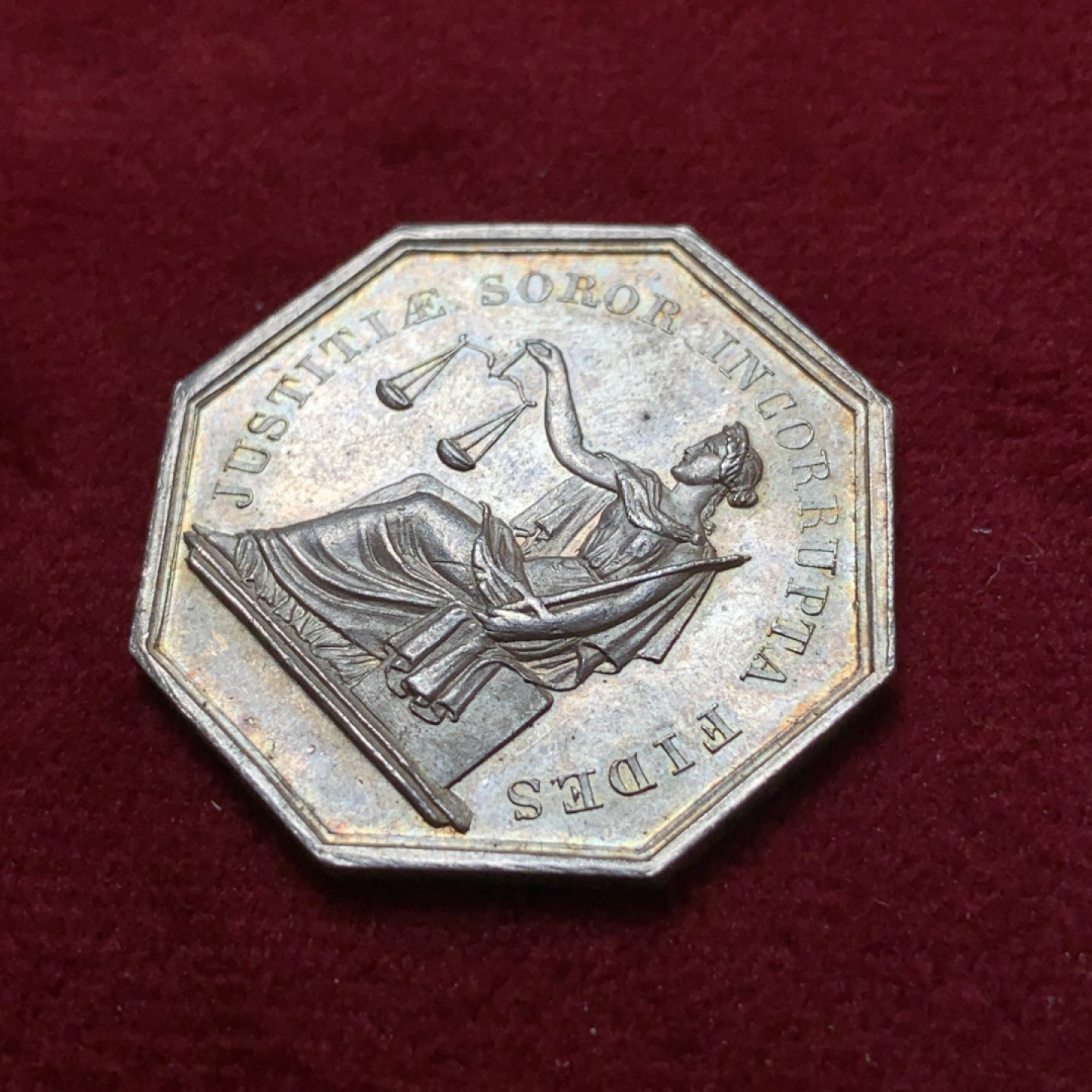 《竞宝斋》第80场-本周日，周一 2场连拍（全场不限金额包邮） 法国公平女神八角银章，10.8克30mm手指AR边铭