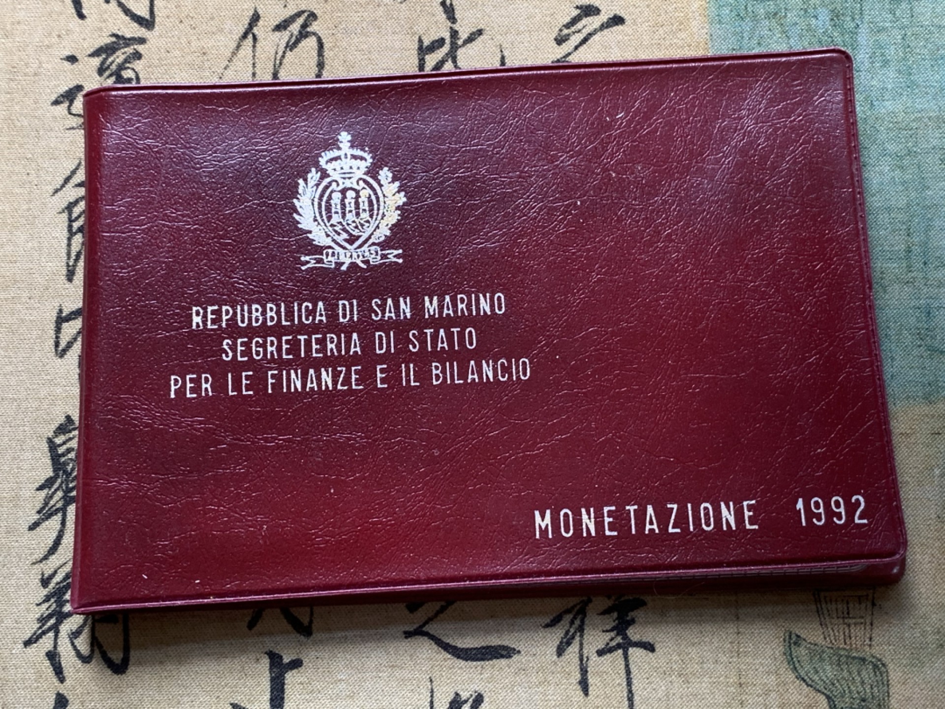 《竞宝斋》第80场-本周日，周一 2场连拍（全场不限金额包邮） 钱包装 圣马力诺 1992年  十枚装 哥伦布航海 1000里拉大银币一枚 完美状态