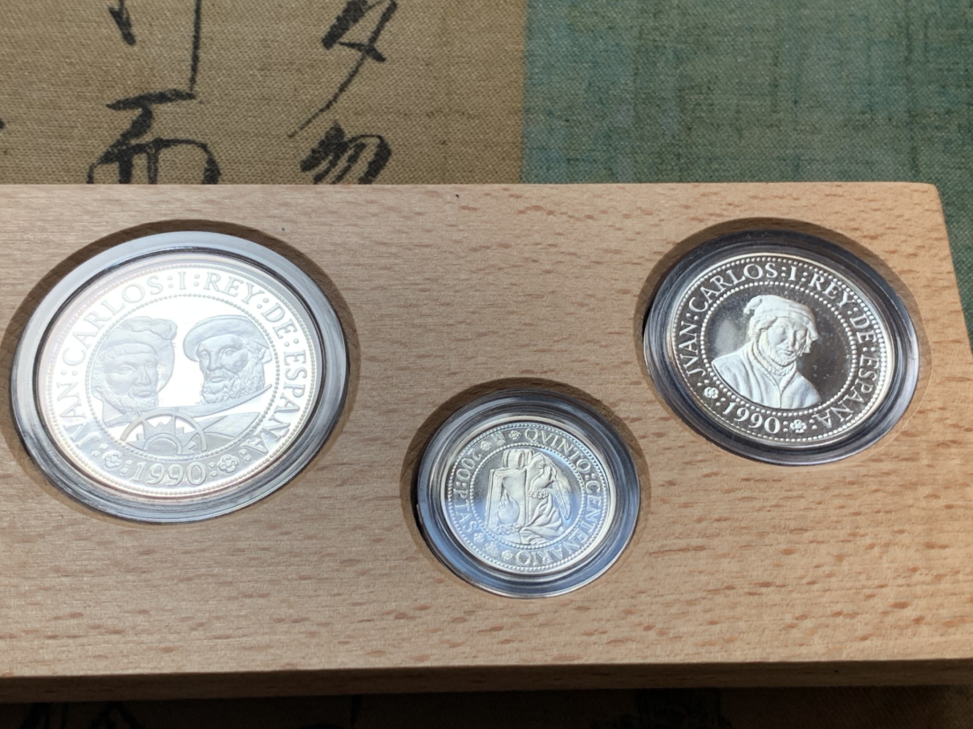 《竞宝斋》第80场-本周日，周一 2场连拍（全场不限金额包邮） 925银，币重49.3克 官方木盒装 西班牙1990年 五百周年纪念 五枚一组银币 较少见年份