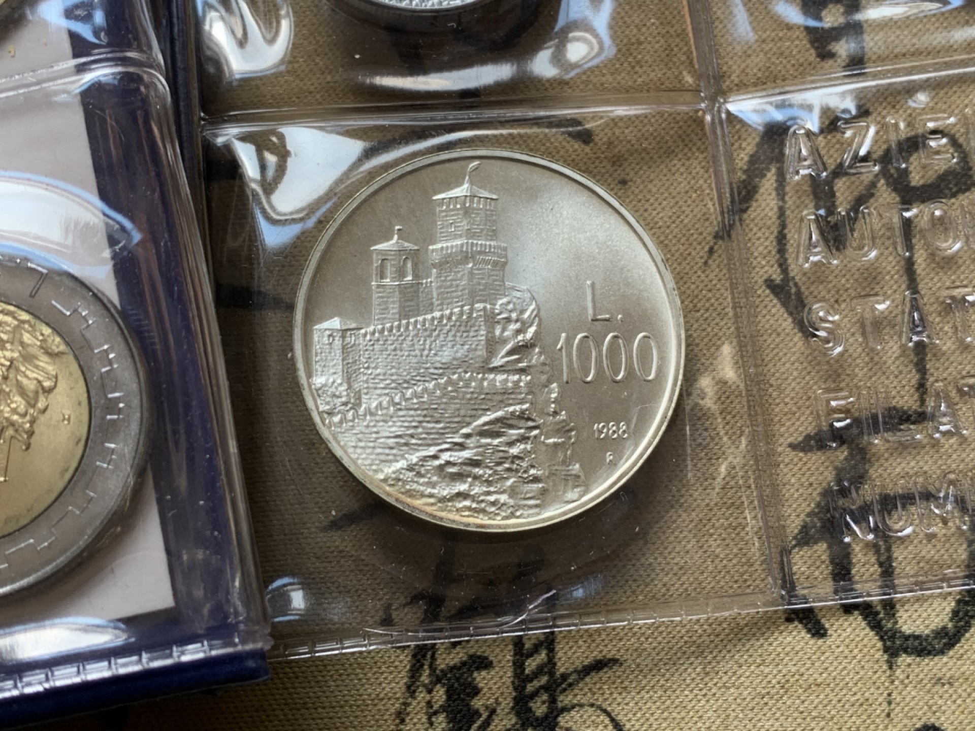 《竞宝斋》第80场-本周日，周一 2场连拍（全场不限金额包邮） 钱包装 圣马力诺 1988年 十枚套币 最大一枚是1000里拉银币 完美状态