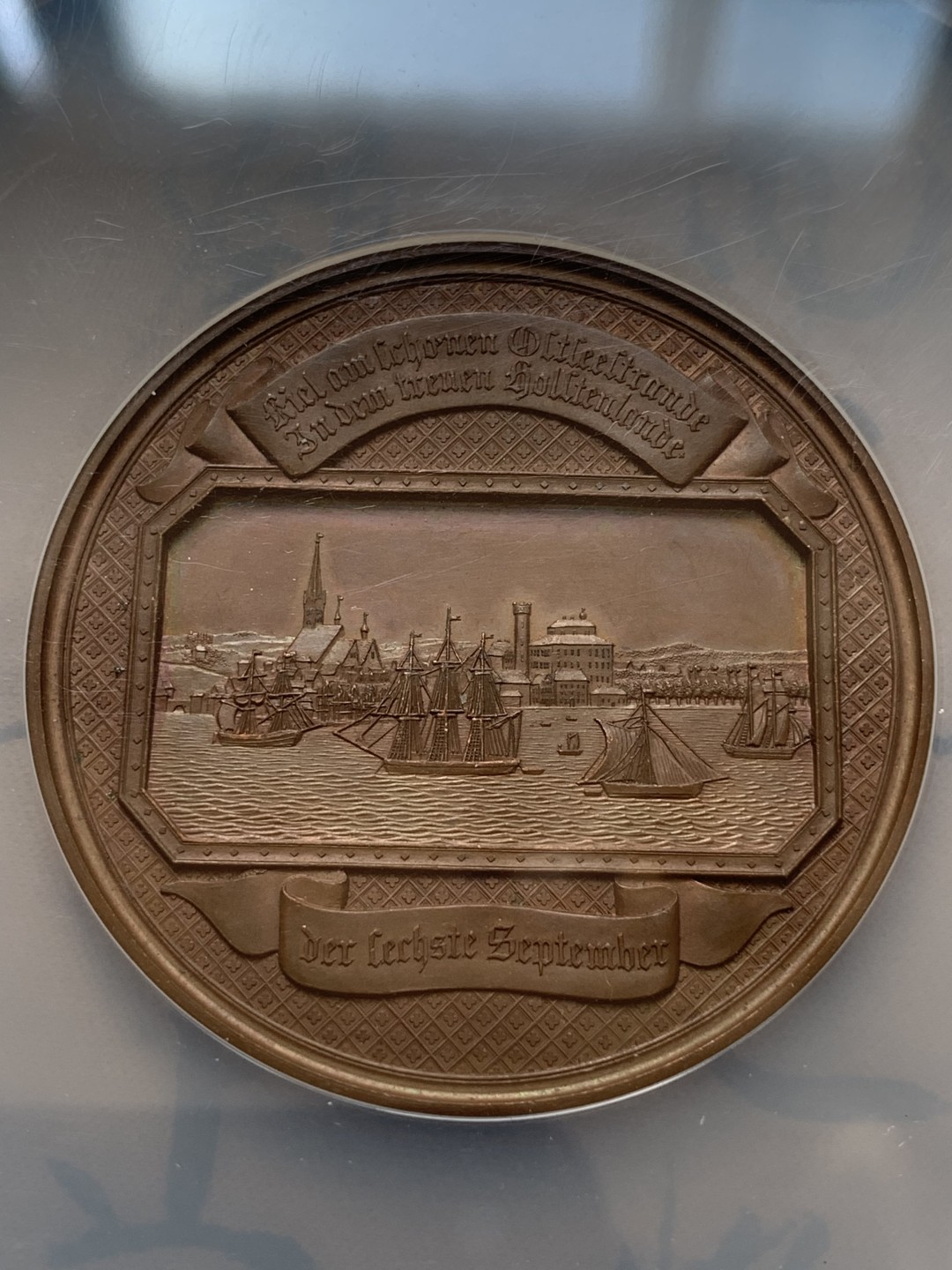 《竞宝斋》第80场-本周日，周一 2场连拍（全场不限金额包邮） 德国1847年NGC MS63BN石勒苏益格-荷尔斯泰因五彩大铜章，铜章出五彩非常不容易 大规格  大盒封装