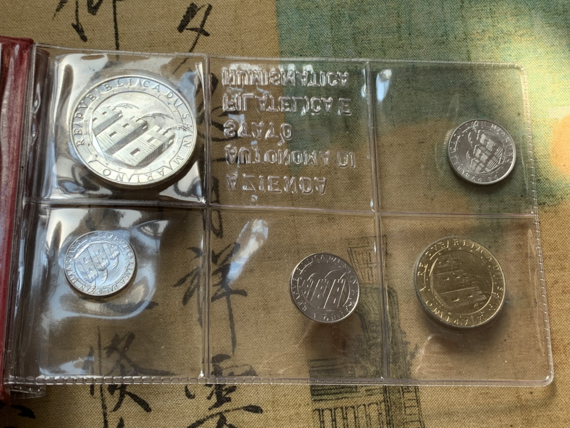 《竞宝斋》第80场-本周日，周一 2场连拍（全场不限金额包邮） 钱包装 圣马力诺 1992年  十枚装 哥伦布航海 1000里拉大银币一枚 完美状态