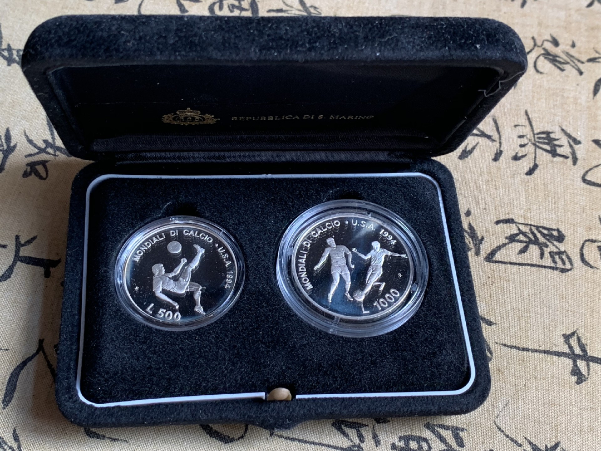 《竞宝斋》第80场-本周日，周一 2场连拍（全场不限金额包邮） 原盒证书 圣马力诺 1994年 足球 500/1000里拉 精制PROOF纪念银币一对 完美状态
