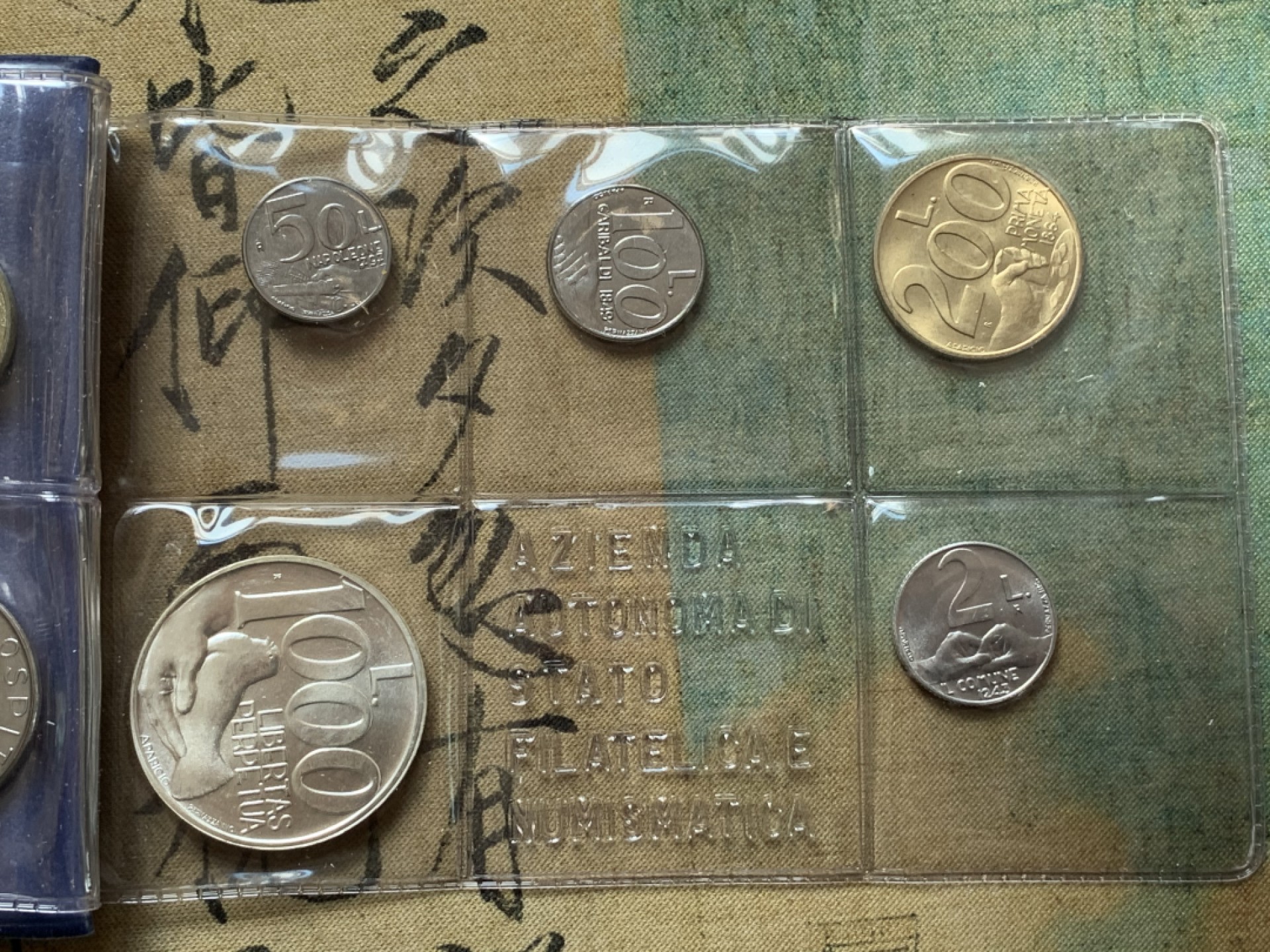 《竞宝斋》第80场-本周日，周一 2场连拍（全场不限金额包邮） 钱包装 圣马力诺 1991年 圣马力诺1991年 十枚装 和平鸽 1000里拉大银币一枚 完美状态